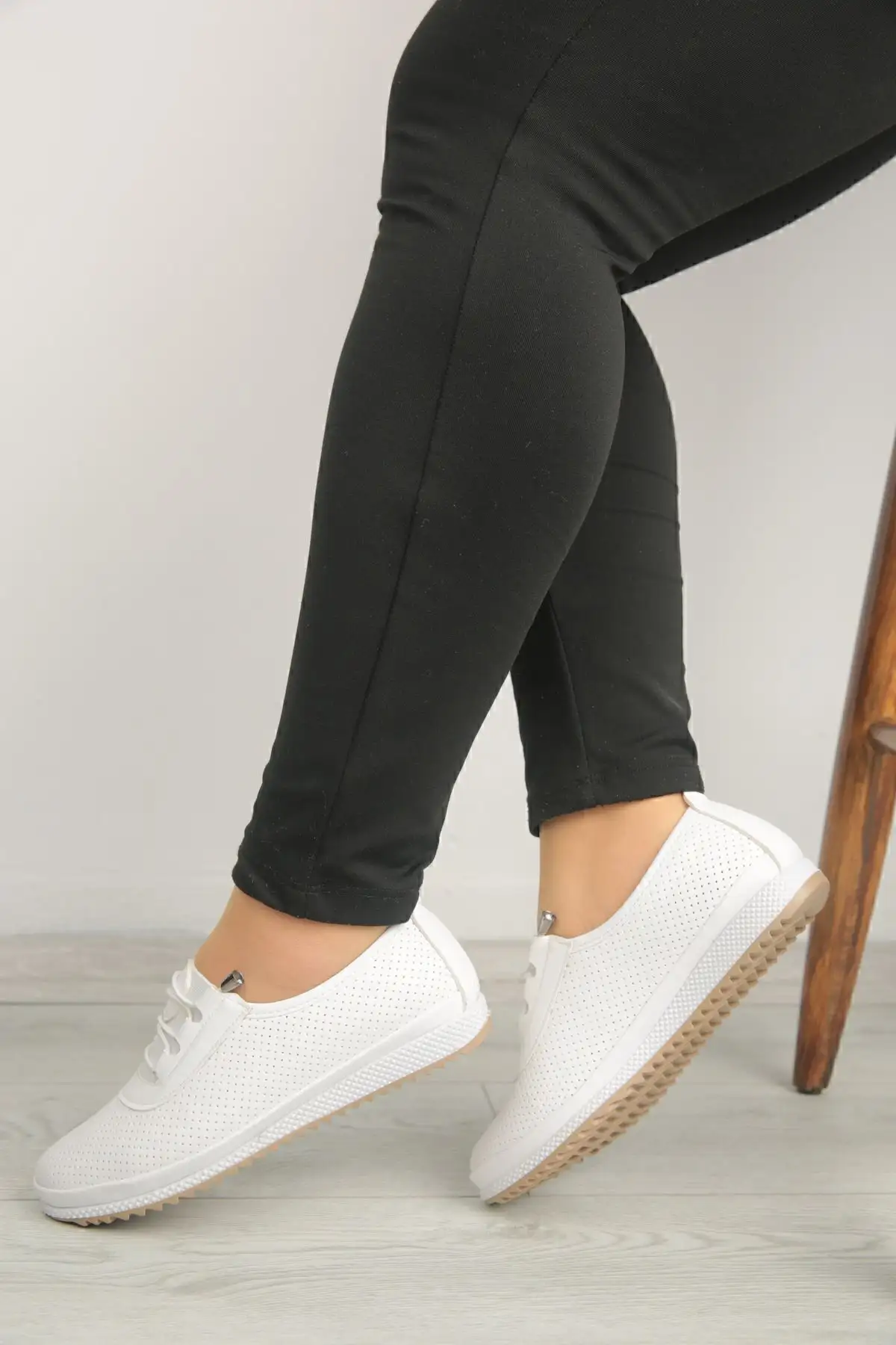 کفش ورزشی روزمره  زنانه بربطی  با زیره اورتپدی و رویه سوراخ دار - 5543 کفش ورزشی روزمره زنانه بربطی با زیره اورتپدی و رویه سوراخ دار - 5543