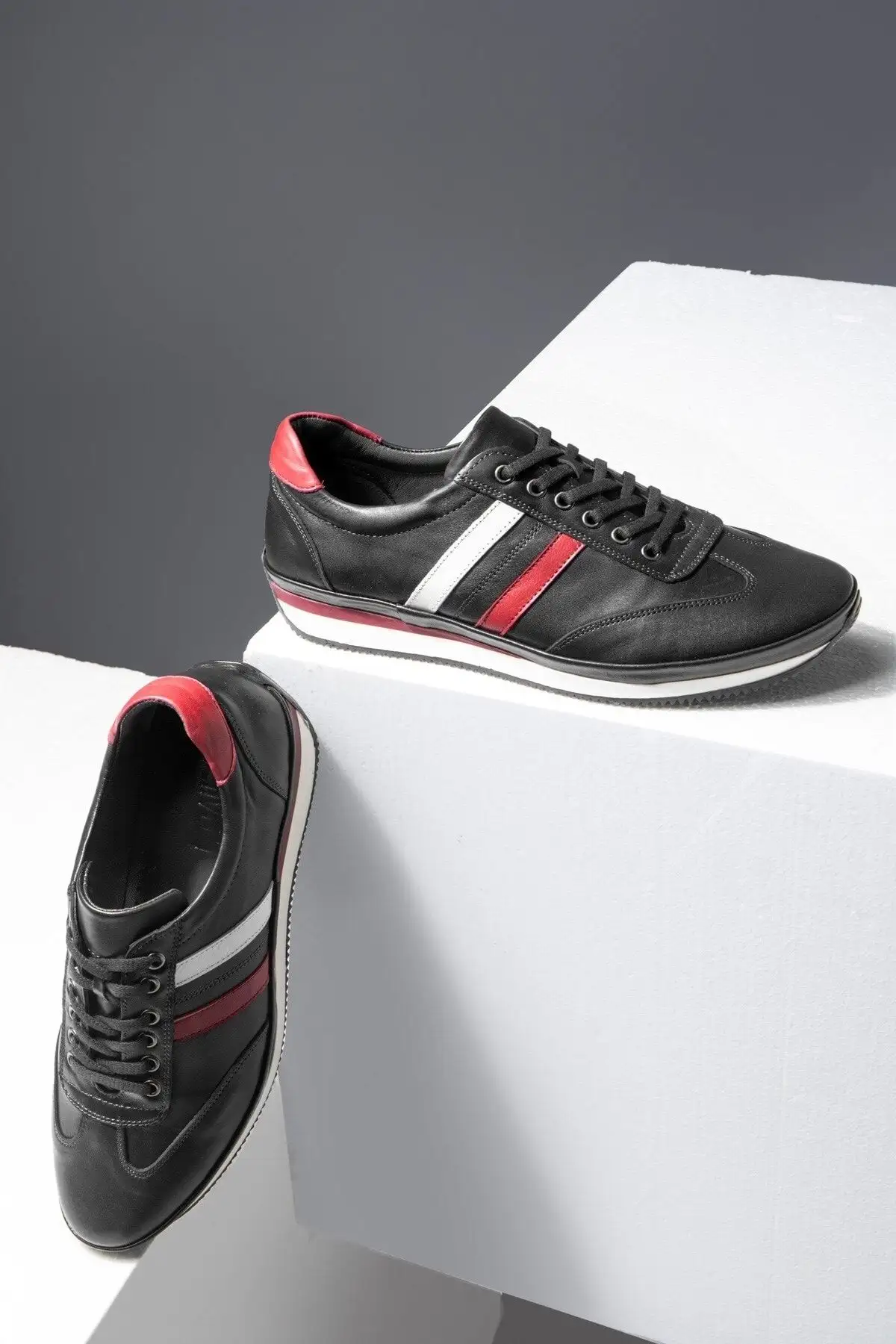 کفش سایز بزرگ مردانه محصولات به شرح زیر به فارسی ترجمه می‌شوند: - روزمره چرم طبیعی دینامیک - کژوال - 100% چرم - چهار فصل - 5654