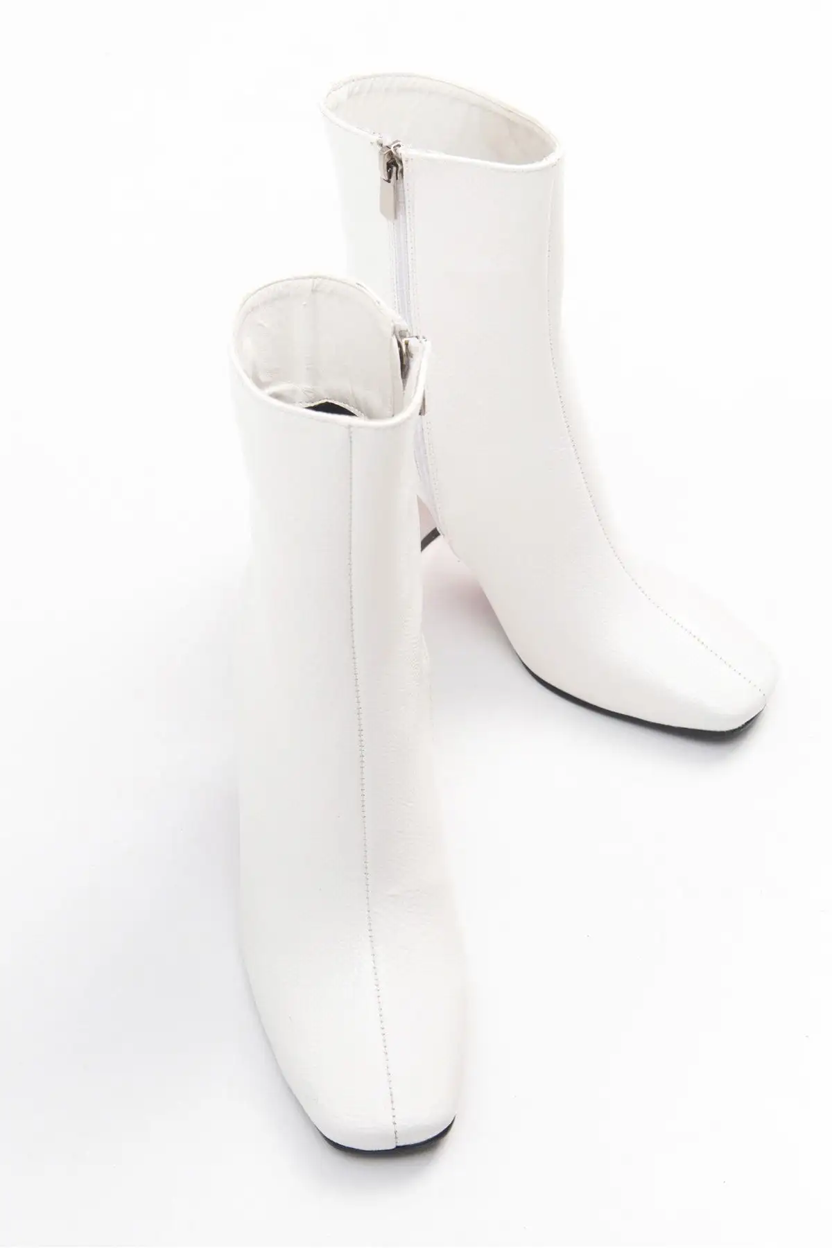 بوت و نیم بوت زنانه Bot  تیللا با ریه سفید  براق - 6705 بوت و نیم بوت زنانه Bot تیللا با ریه سفید براق - 6705