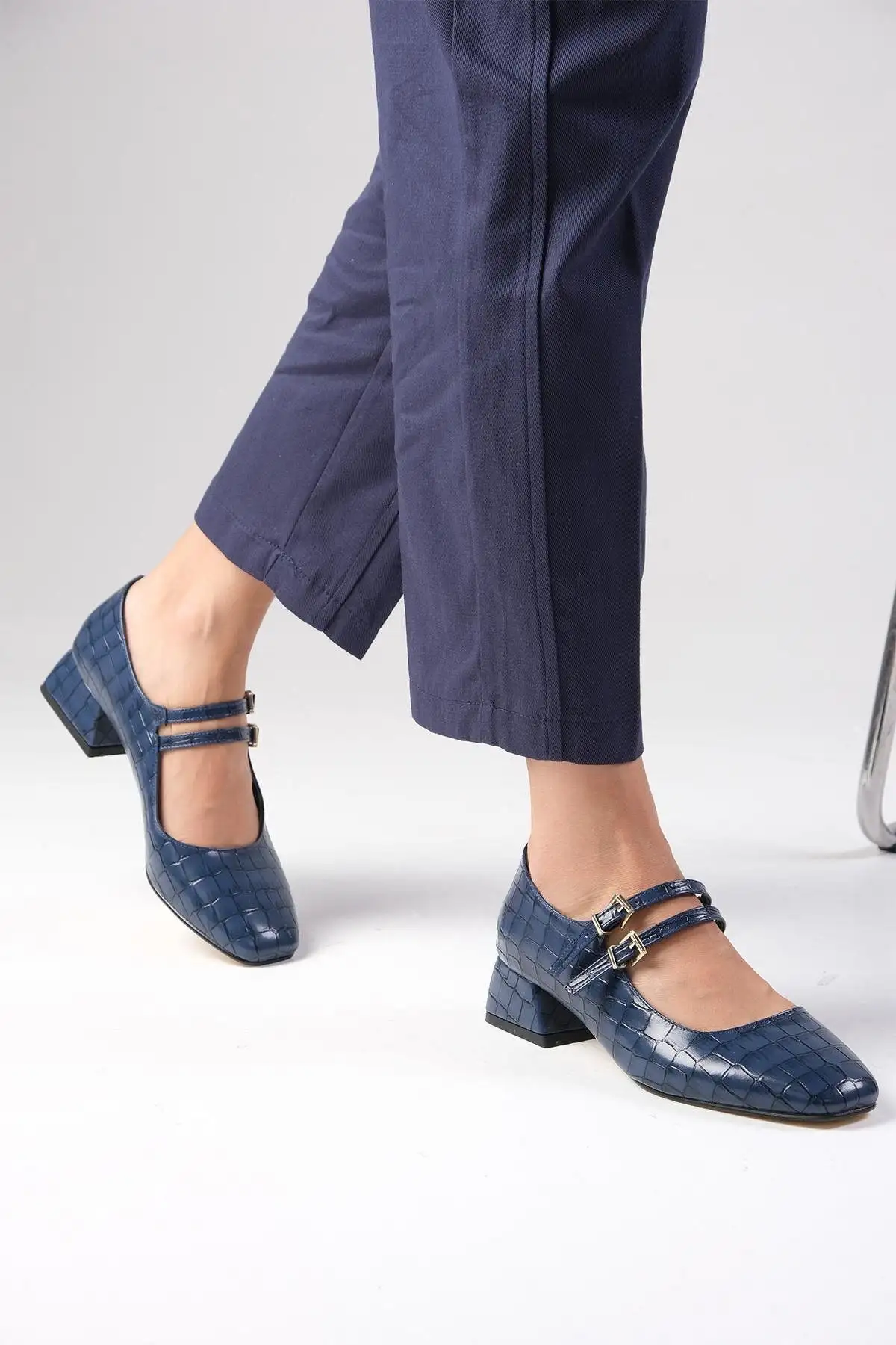 کفش اداری زنانه   کوتاه پاشنه با نوک گرد رنگ سرمهای جورجیا - 6256 کفش اداری زنانه کوتاه پاشنه با نوک گرد رنگ سرمهای جورجیا - 6256