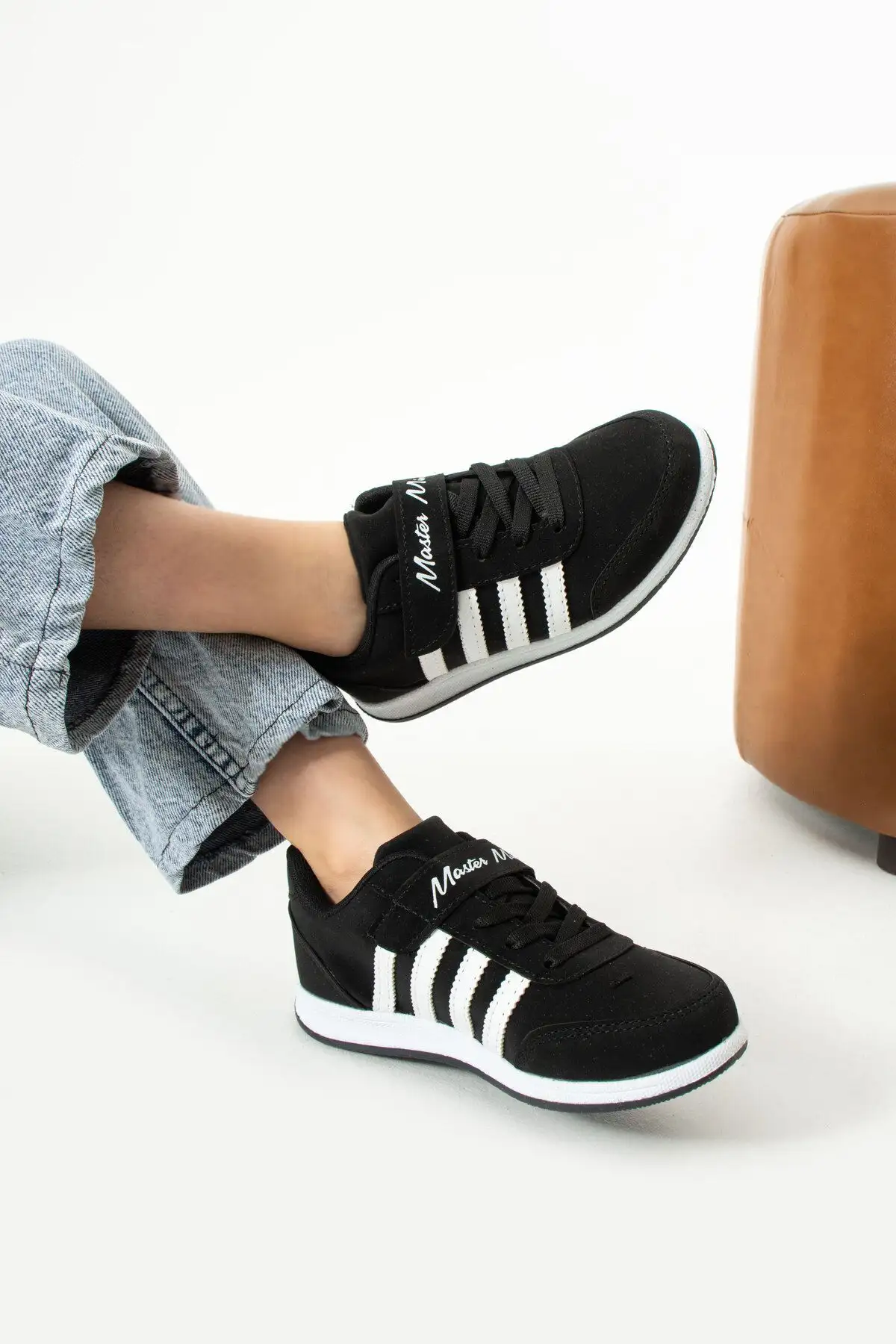 کفش دخترانه  ورزشی راحتی کودکانه دو رنگ مشکی و سفید با بند و یک چسب، از جنس چرم مصنوعی سبک و انعطافپذیر یونیسکس. - 6893 کفش دخترانه ورزشی راحتی کودکانه دو رنگ مشکی و سفید با بند و یک چسب، از جنس چرم مصنوعی سبک و انعطافپذیر یونیسکس. - 6893