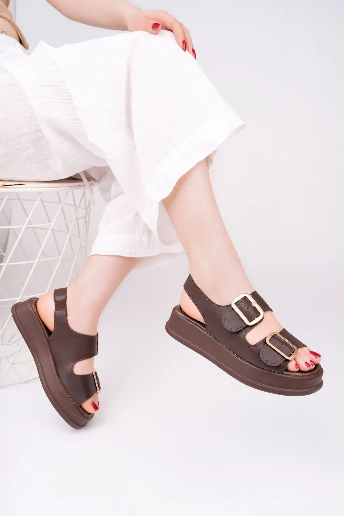 کفش صندل زنانه سا sandalet راحتی با بندهای قابل تنظیم و کشی در قسمت پشتی، با رویه قهوه‌ای و مخصوص خانم‌ها. - 6420