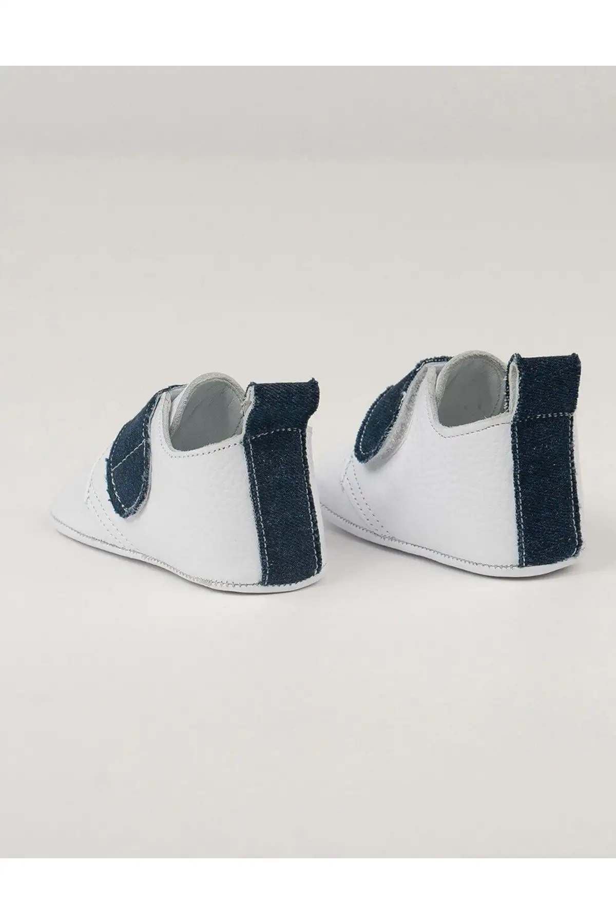 کفش نوزاد پسر  بچگانه با جزئیات جین و چرم مات سفید - 7145 کفش نوزاد پسر بچگانه با جزئیات جین و چرم مات سفید - 7145