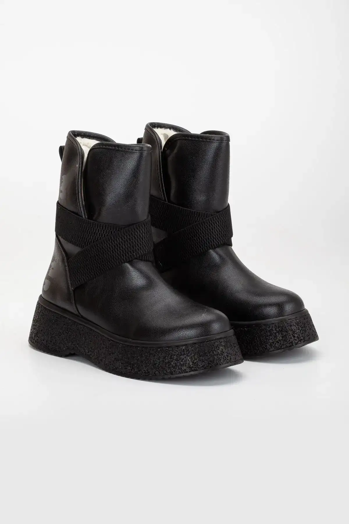 بوت و نیم‌ بوت زنانه زمستانی مشکی با کفی ضخیم کش لاستیکی در ناحیه مچ داخل پشمی شیک اسپرت - 5630