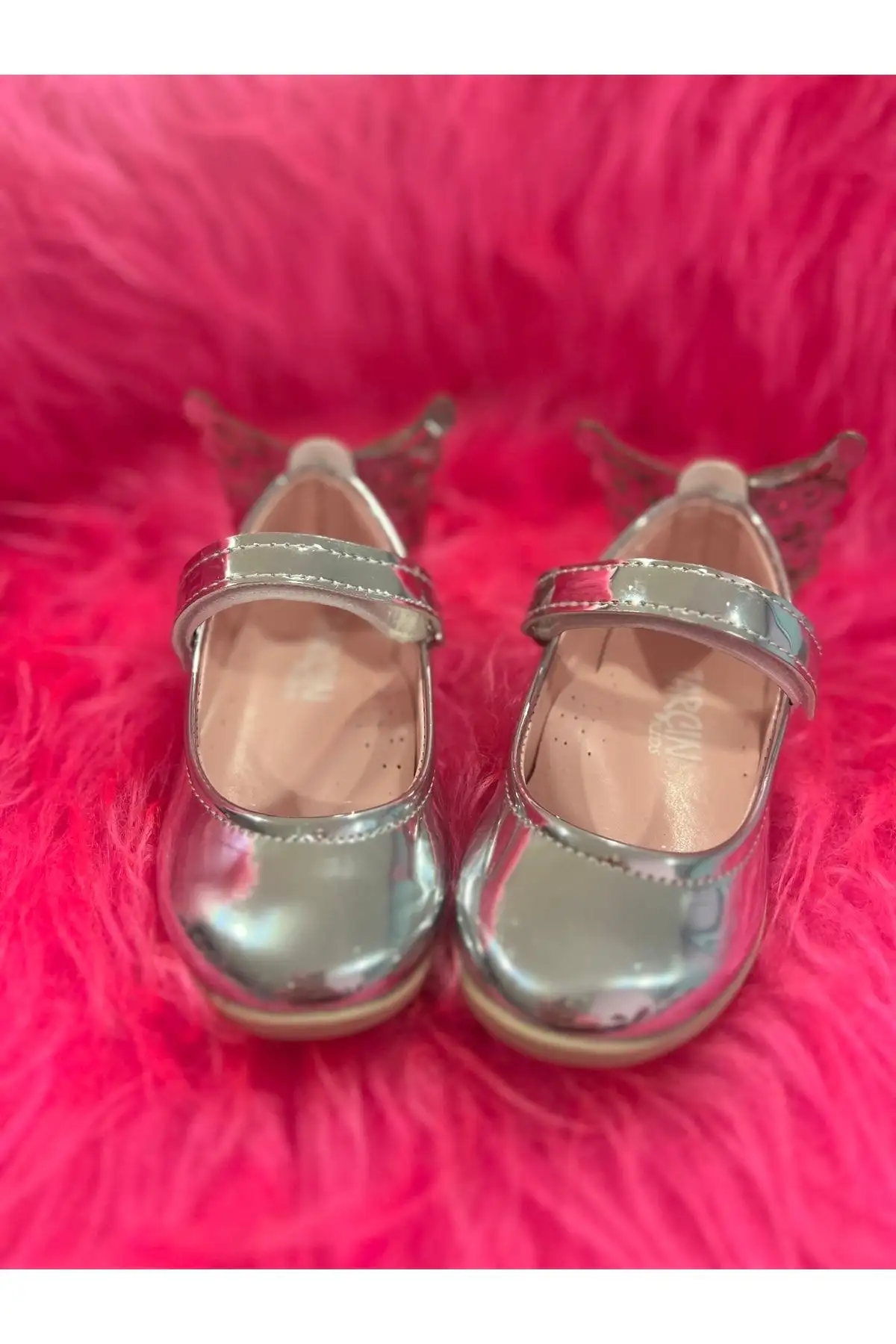 کفش دخترانه   پاشنه کوتاه با آینه و زبانه پروانهای نقرهای براق - 5850 کفش دخترانه پاشنه کوتاه با آینه و زبانه پروانهای نقرهای براق - 5850