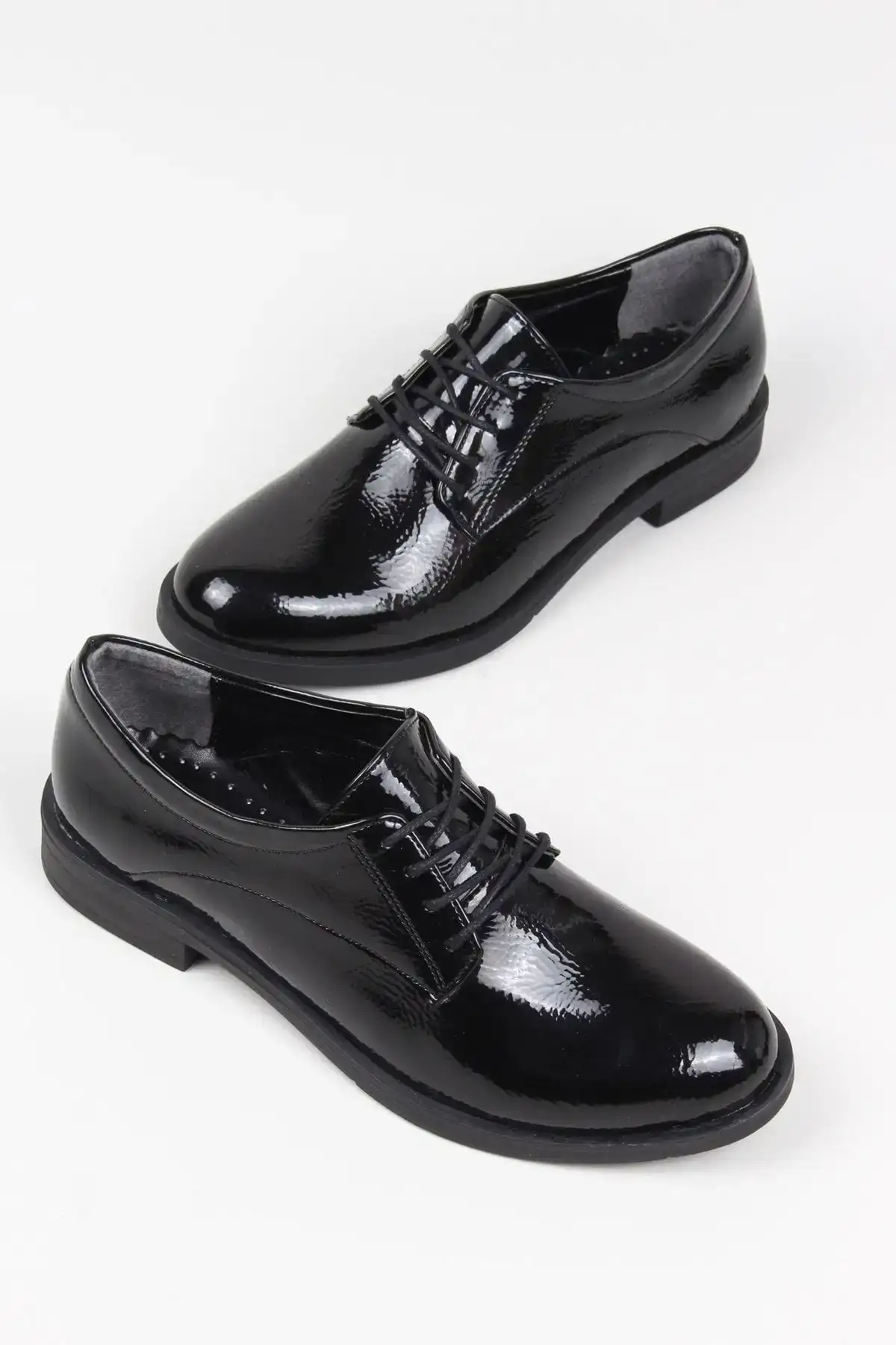 کفش اداری زنانه   کلاسیک مشکی  مدل روزمره با روکش واکسی - 5714 کفش اداری زنانه کلاسیک مشکی مدل روزمره با روکش واکسی - 5714