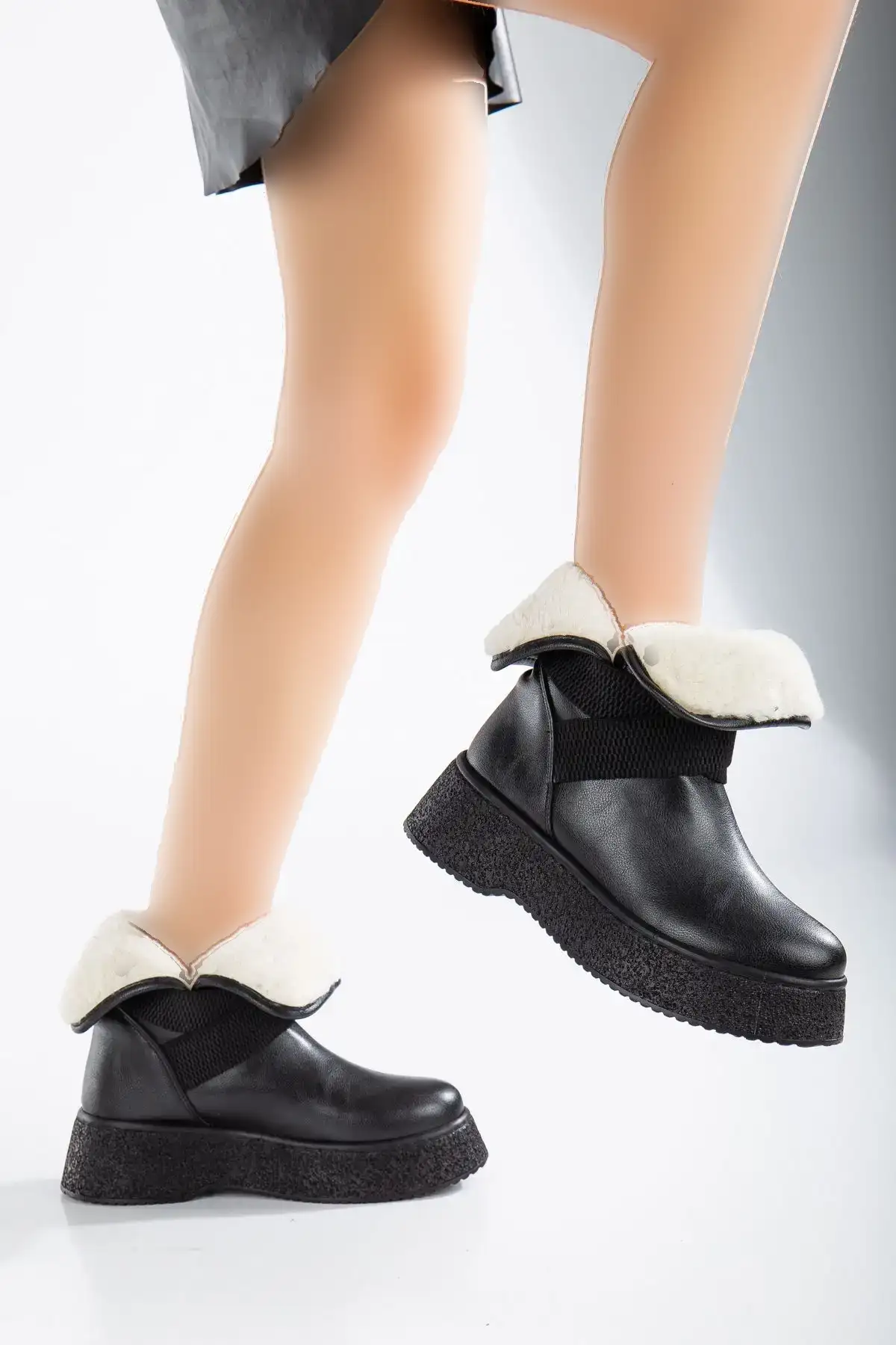 بوت و نیم‌ بوت زنانه زمستانی مشکی با کفی ضخیم کش لاستیکی در ناحیه مچ داخل پشمی شیک اسپرت - 5630