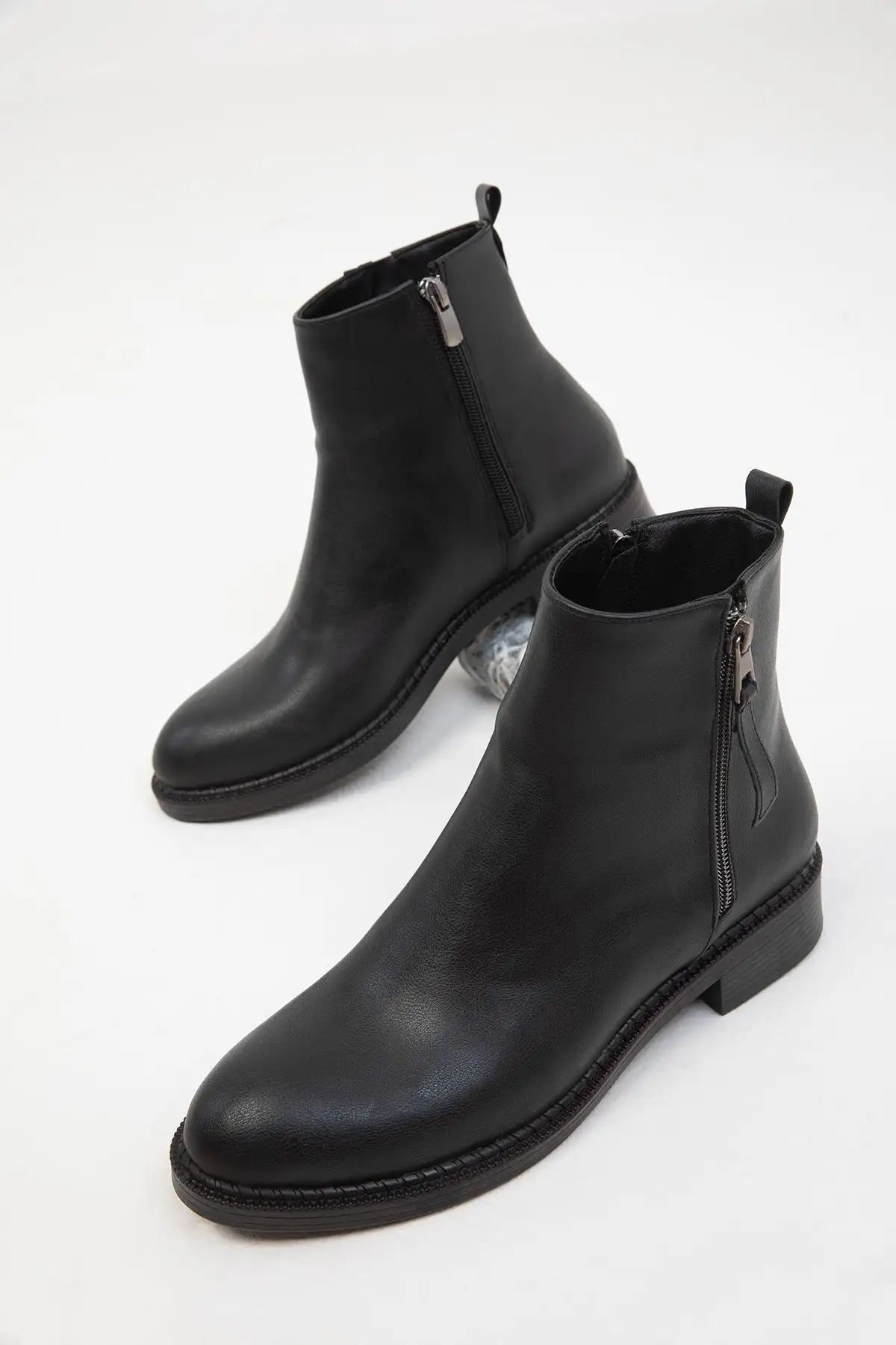 بوت و نیم بوت زنانه   ی  سیاه 19778 - 6702 بوت و نیم بوت زنانه ی سیاه 19778 - 6702