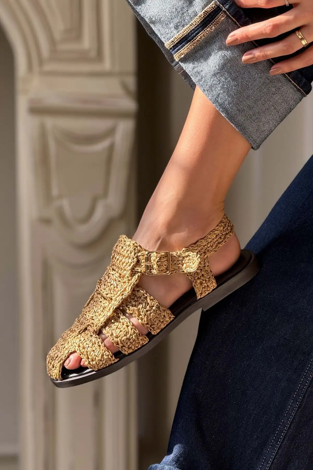 کفش صندل زنانه دمپایی رامونا با جزئیات کمربند بافت دار و کفه صاف - 6416 کفش صندل زنانه دمپایی رامونا با جزئیات کمربند بافت دار و کفه صاف - 6416