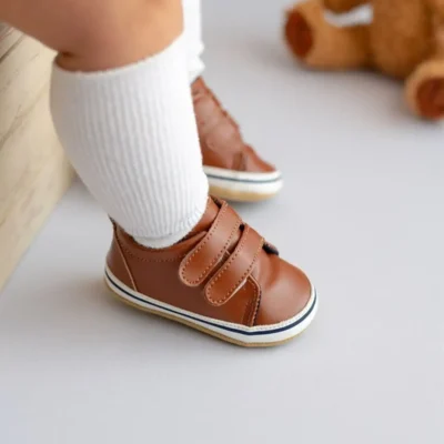 کفش نوزاد پسر اولین قدم بچه‌گانه قهوه‌ای برای بچه‌ها با چسب گرانید. - 5448