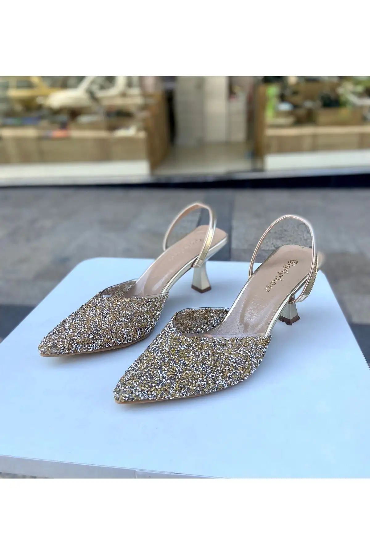 کفش مجلسی زنانه  پاشنهدار ۶ سانتیمتری با تزیینات طلا ۰۱۲۱۰ - 6230 کفش مجلسی زنانه پاشنهدار ۶ سانتیمتری با تزیینات طلا ۰۱۲۱۰ - 6230