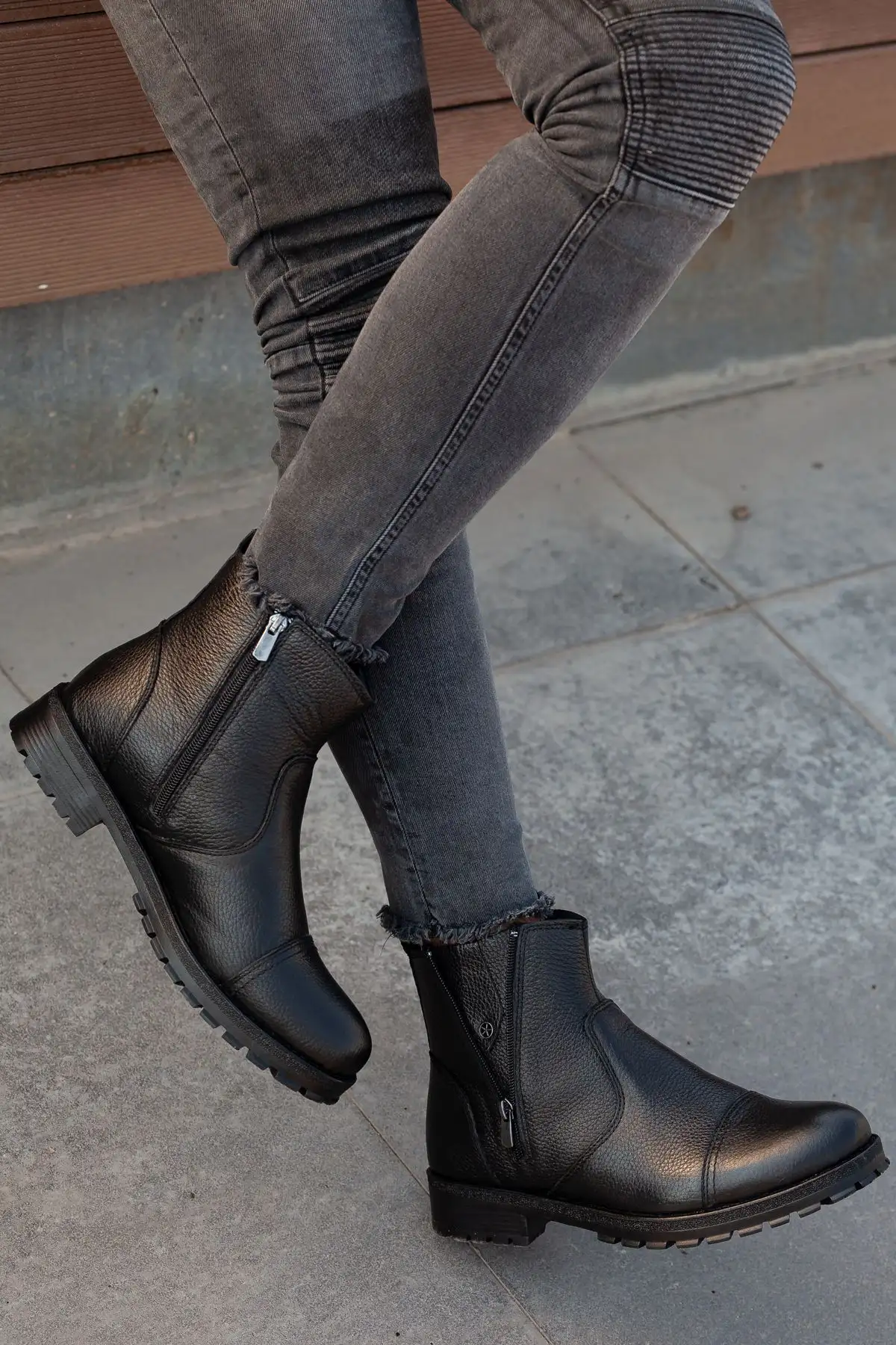 بوت مردانه D0400 چرم طبیعی 100%  با کفی شامل  پشمی کامل - 5602 بوت مردانه D0400 چرم طبیعی 100% با کفی شامل پشمی کامل - 5602