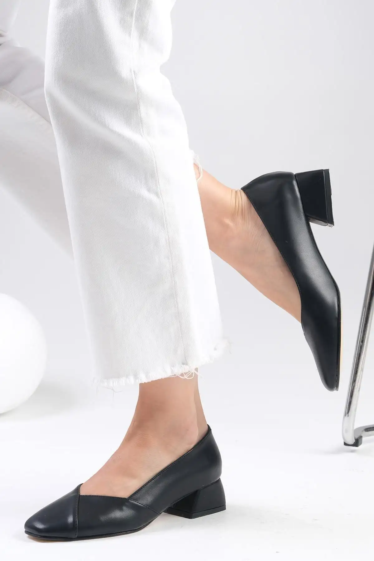 کفش پاشنه بلند زنانه   کوتاه پاشنه با نوک گرد Addison به رنگ سیاه - 6326 کفش پاشنه بلند زنانه کوتاه پاشنه با نوک گرد Addison به رنگ سیاه - 6326