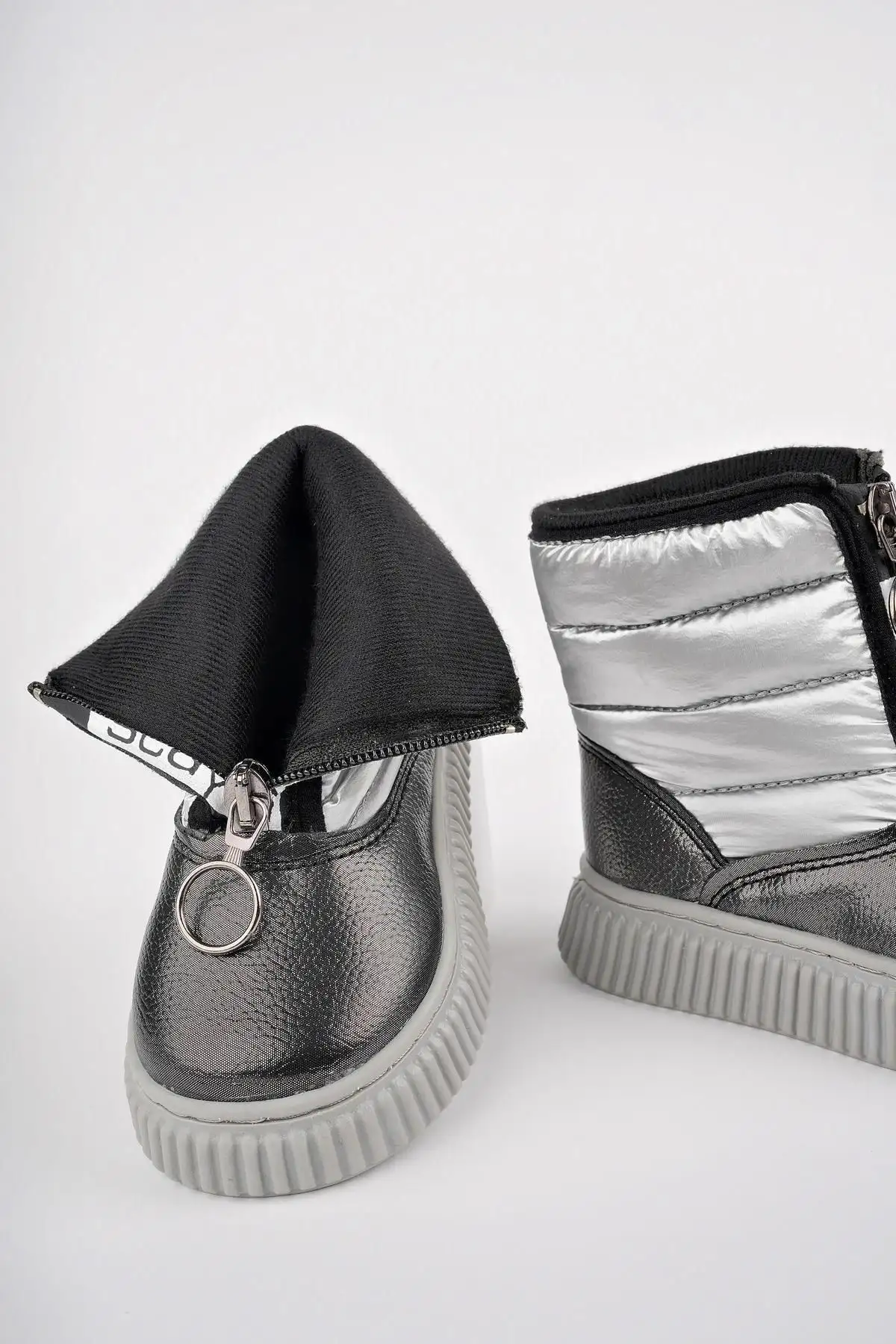 بوت بچگانه چکمه بارانی و برفی کودک با ضمانت، دارای کفی راحت و زیپ جلو و داخل فری کُرکی - 5571 بوت بچگانه چکمه بارانی و برفی کودک با ضمانت، دارای کفی راحت و زیپ جلو و داخل فری کُرکی - 5571