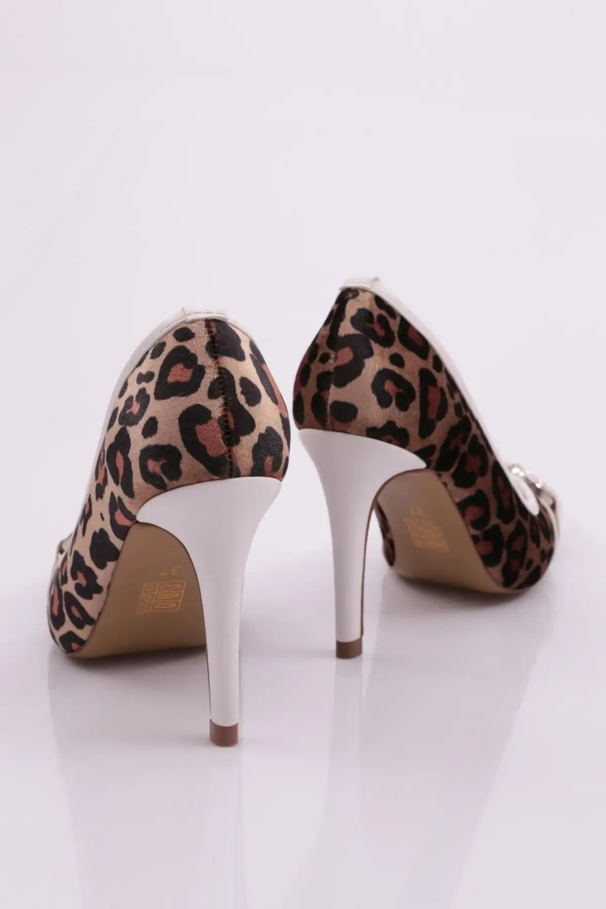 کفش پاشنه بلند زنانه دار سفید طرح پلنگی 442362821 - 6816 کفش پاشنه بلند زنانه دار سفید طرح پلنگی 442362821 - 6816