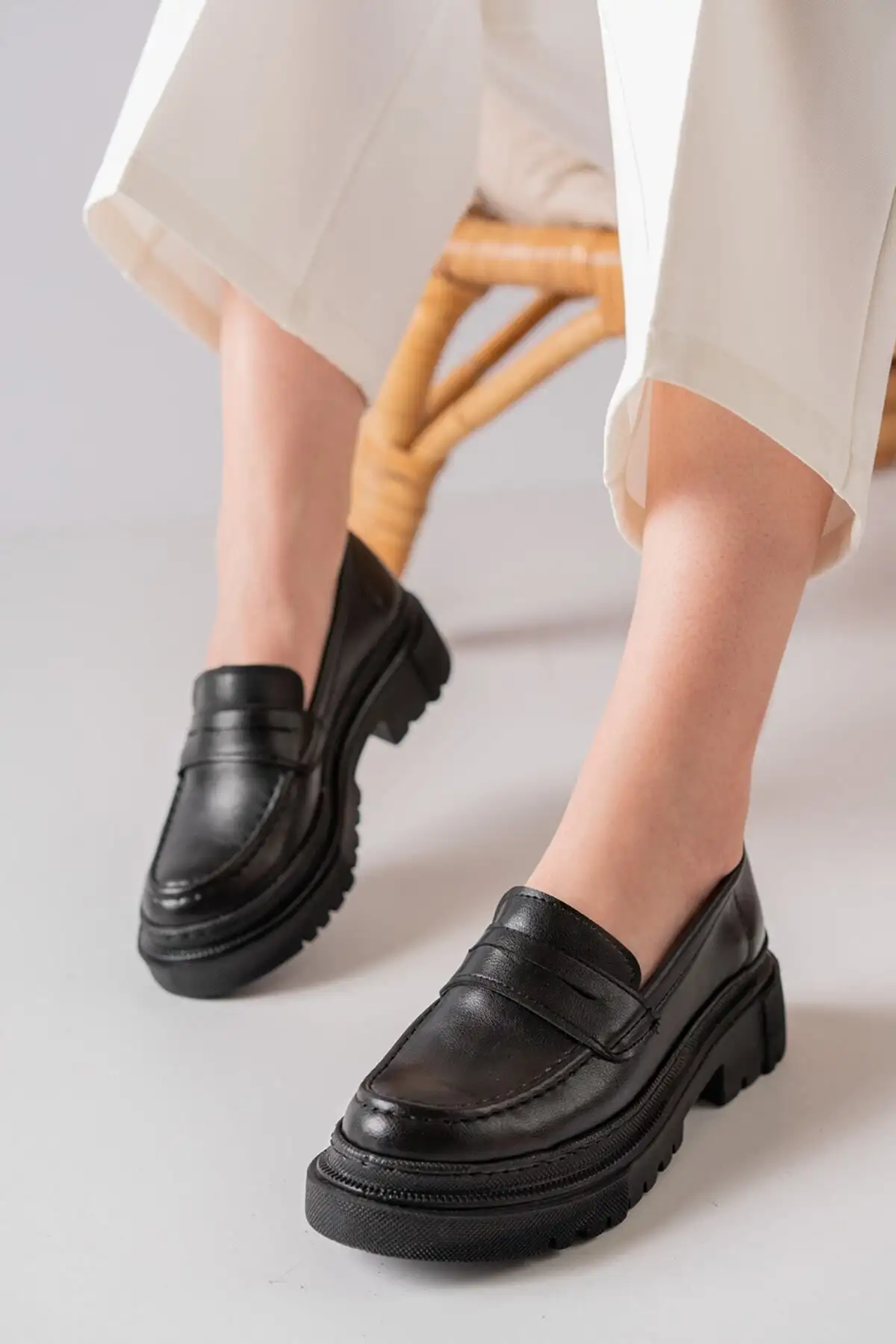 کفش ورزشی روزمره  مکوسن زنانه با کفی ضخیم مشکی - 6635 کفش ورزشی روزمره مکوسن زنانه با کفی ضخیم مشکی - 6635