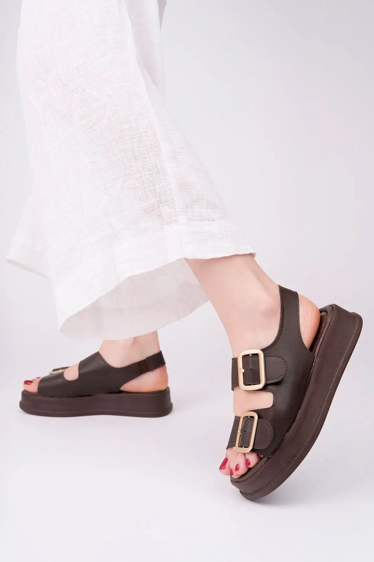 کفش صندل زنانه سا sandalet راحتی با بندهای قابل تنظیم و کشی در قسمت پشتی، با رویه قهوه‌ای و مخصوص خانم‌ها. - 6420