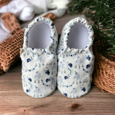 کفش نوزاد پسر 1. تابه نلغز 2. پاپوش کریش خانگی از پنبه ارگانیک 3. پاپوش با طرح ماجراجویی دریایی آبی - 5464