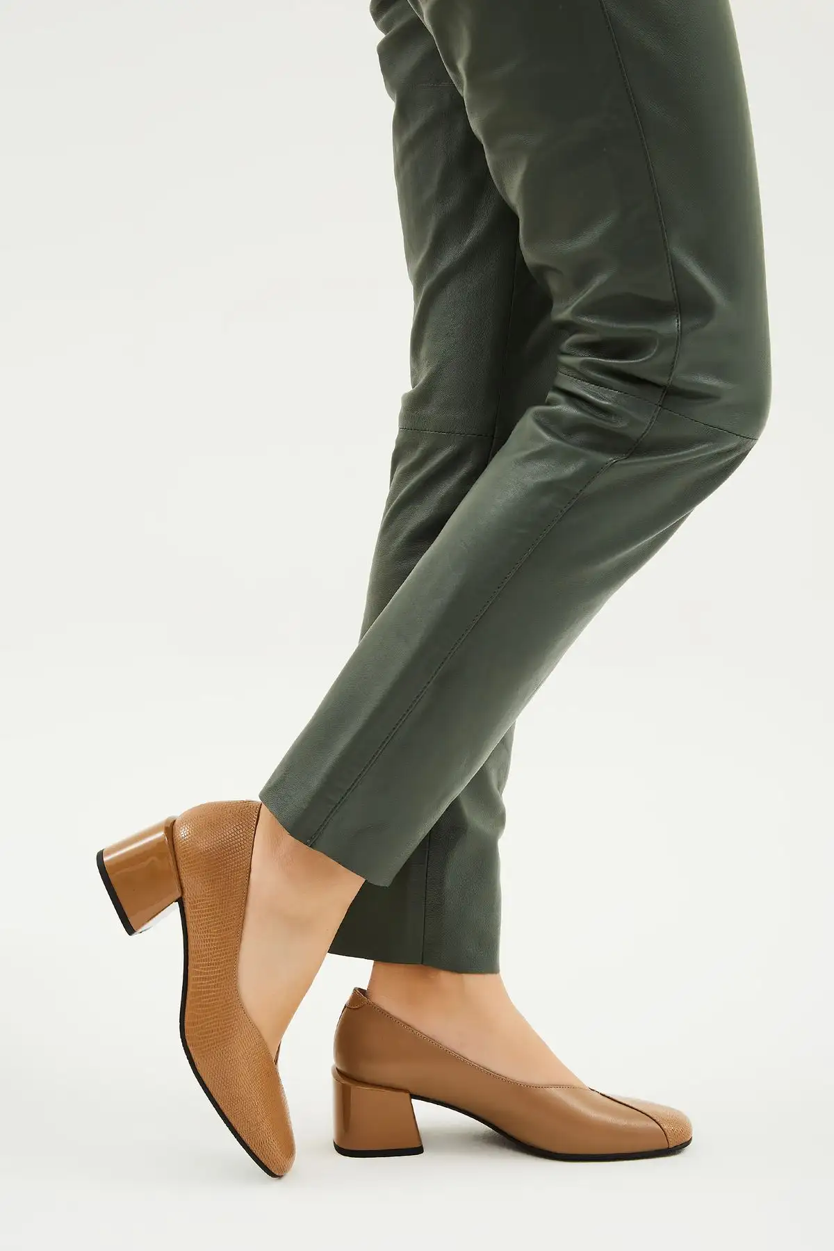 کفش اداری زنانه  پاشنهدار چرمی  33 2441289-2 Bn Ayk Y23 - 6267 کفش اداری زنانه پاشنهدار چرمی 33 2441289-2 Bn Ayk Y23 - 6267