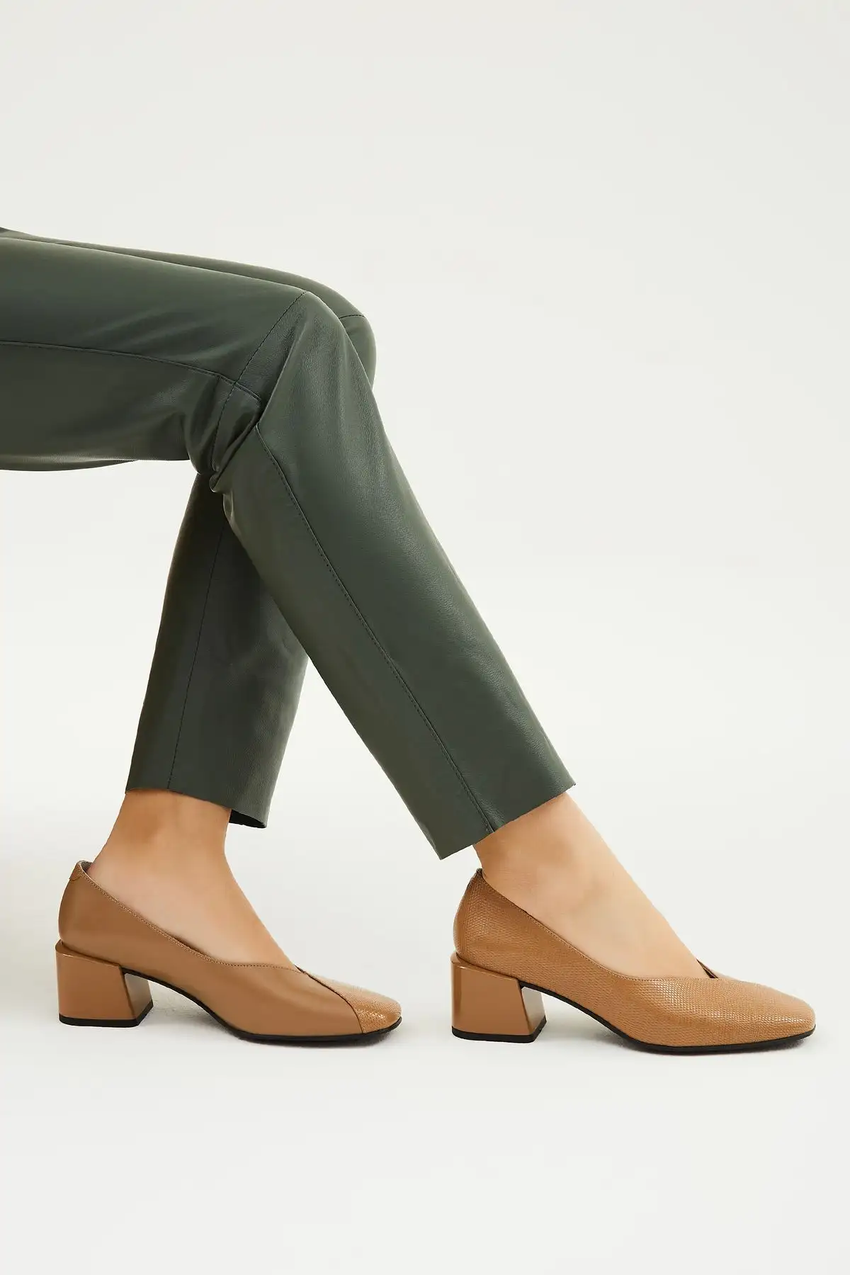 کفش اداری زنانه  پاشنهدار چرمی  33 2441289-2 Bn Ayk Y23 - 6267 کفش اداری زنانه پاشنهدار چرمی 33 2441289-2 Bn Ayk Y23 - 6267