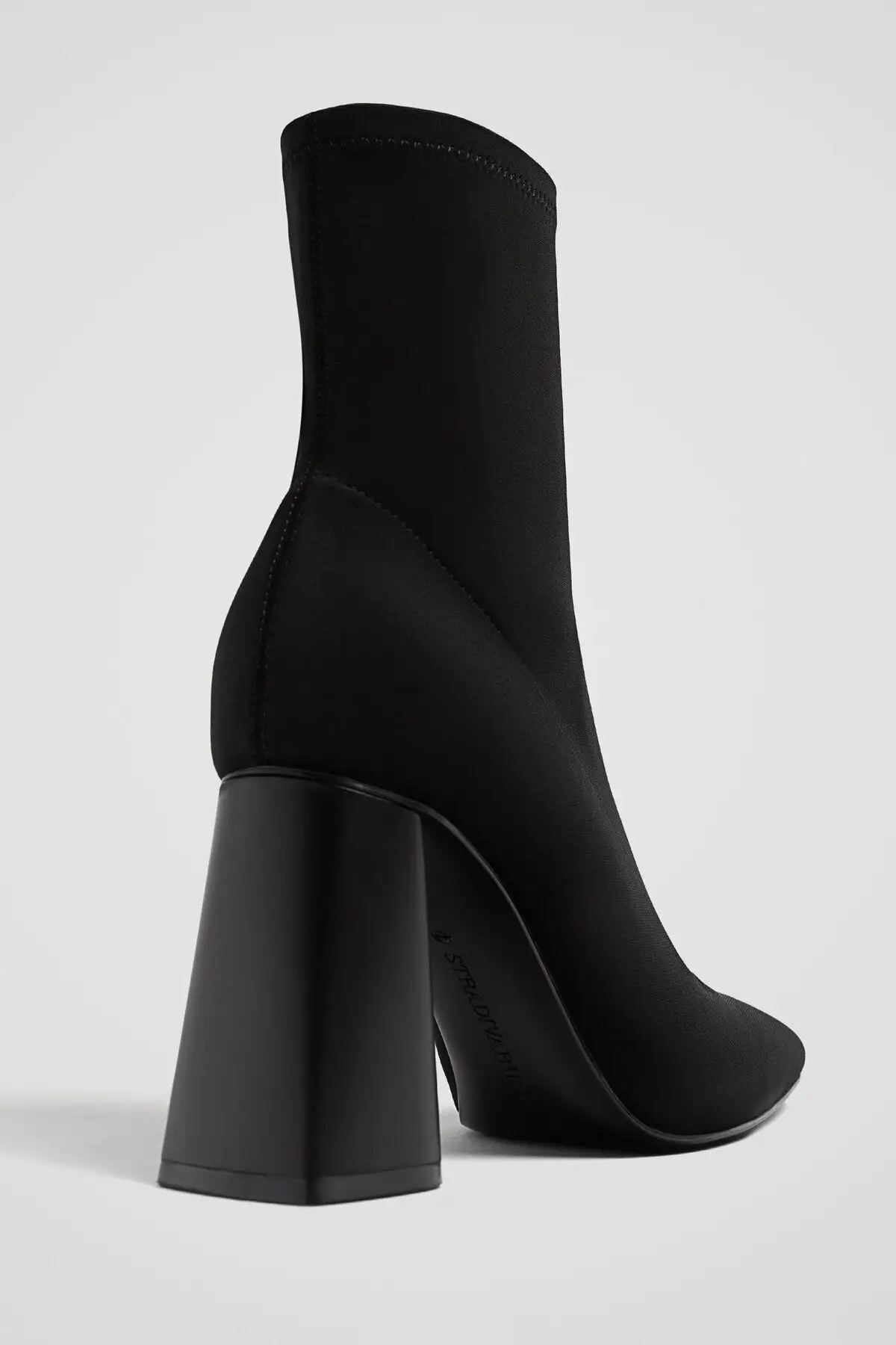 بوت و نیم‌ بوت زنانه بغل‌دار با ظاهر لاستیکی پاشنه دار - 5633