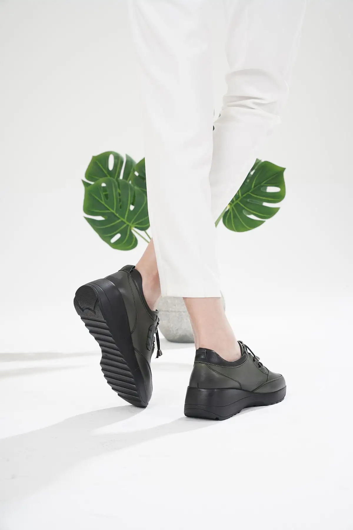 کفش ورزشی روزمره  زنانه چرمی میرا اورتوپدیک مناسب برای پاشنهدرد - 5549 کفش ورزشی روزمره زنانه چرمی میرا اورتوپدیک مناسب برای پاشنهدرد - 5549