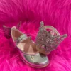 کفش دخترانه پاشنه کوتاه با آینه و زبانه پروانه‌ای نقره‌ای براق - 5850