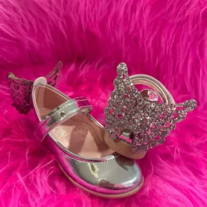 کفش دخترانه پاشنه کوتاه با آینه و زبانه پروانه‌ای نقره‌ای براق - 5850