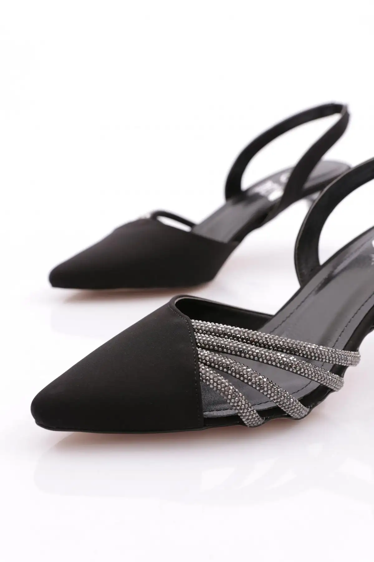 کفش پاشنه بلند زنانه     با تزئینات سنگی مشکی نبوک 61193564 - 6818 کفش پاشنه بلند زنانه با تزئینات سنگی مشکی نبوک 61193564 - 6818