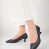 کفش اداری زنانه پاشنه بلند چرم اصل به رنگ سرمه‌ای مدل Trc-63817 - 6265