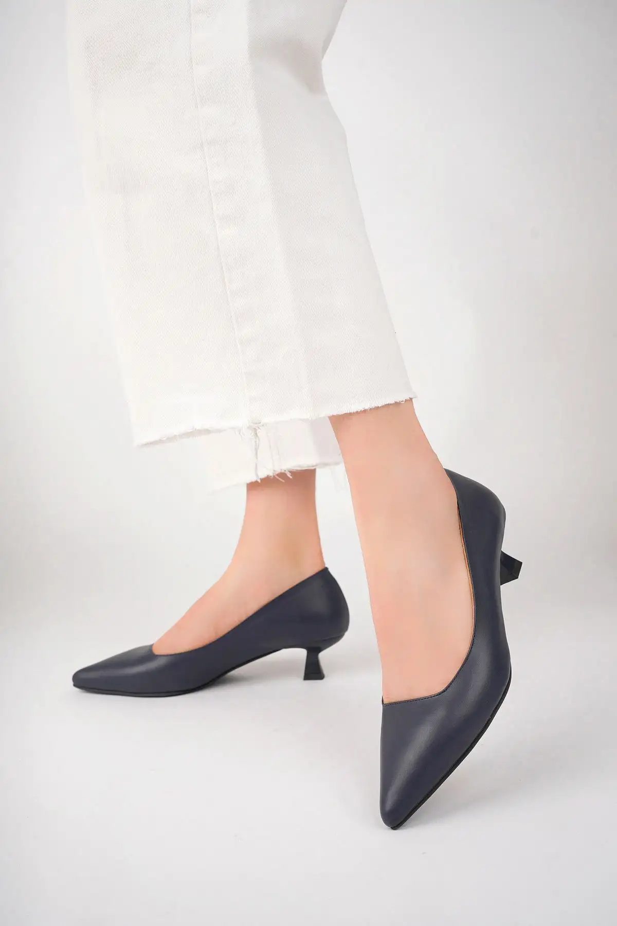 کفش اداری زنانه  پاشنه بلند  چرم اصل به رنگ سرمهای مدل Trc-63817 - 6265 کفش اداری زنانه پاشنه بلند چرم اصل به رنگ سرمهای مدل Trc-63817 - 6265