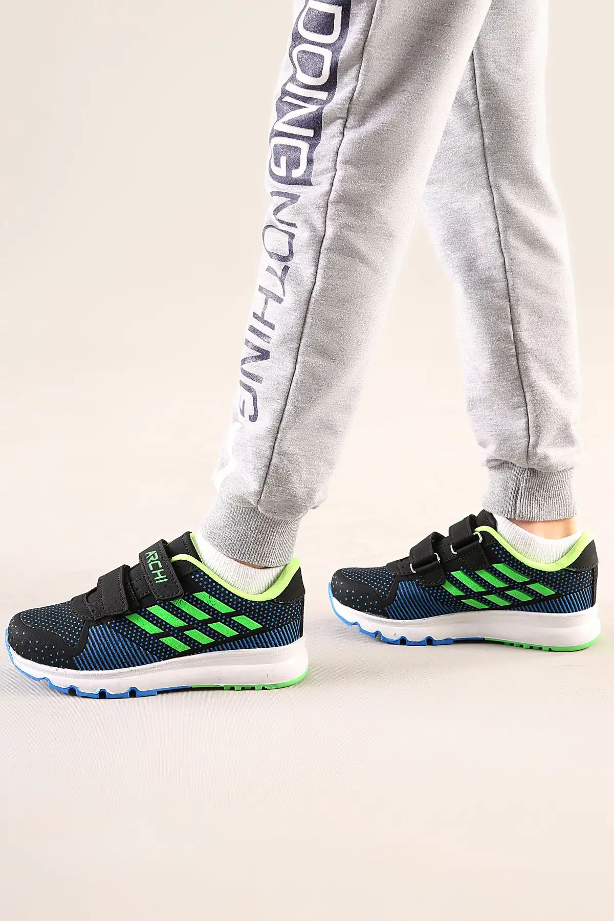 کفش پسرانه ورزشی روزانه آناتومیک کودک با رنگ سیاه و نارنجی - 5785