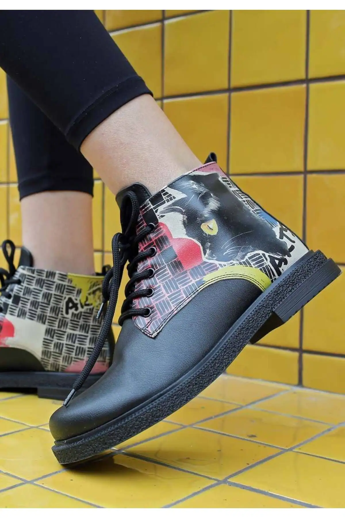 بوت و نیم‌ بوت زنانه کتاه با چرم گیاهی مشکی - طراحی کلاژ گربه هنری - 6182