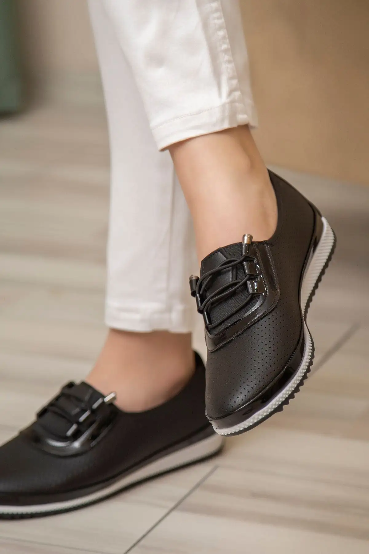 کفش ورزشی روزمره  راحتی زنانه چرم سوراخدار با بند نرم اورتوپدیک  - 6630 کفش ورزشی روزمره راحتی زنانه چرم سوراخدار با بند نرم اورتوپدیک - 6630