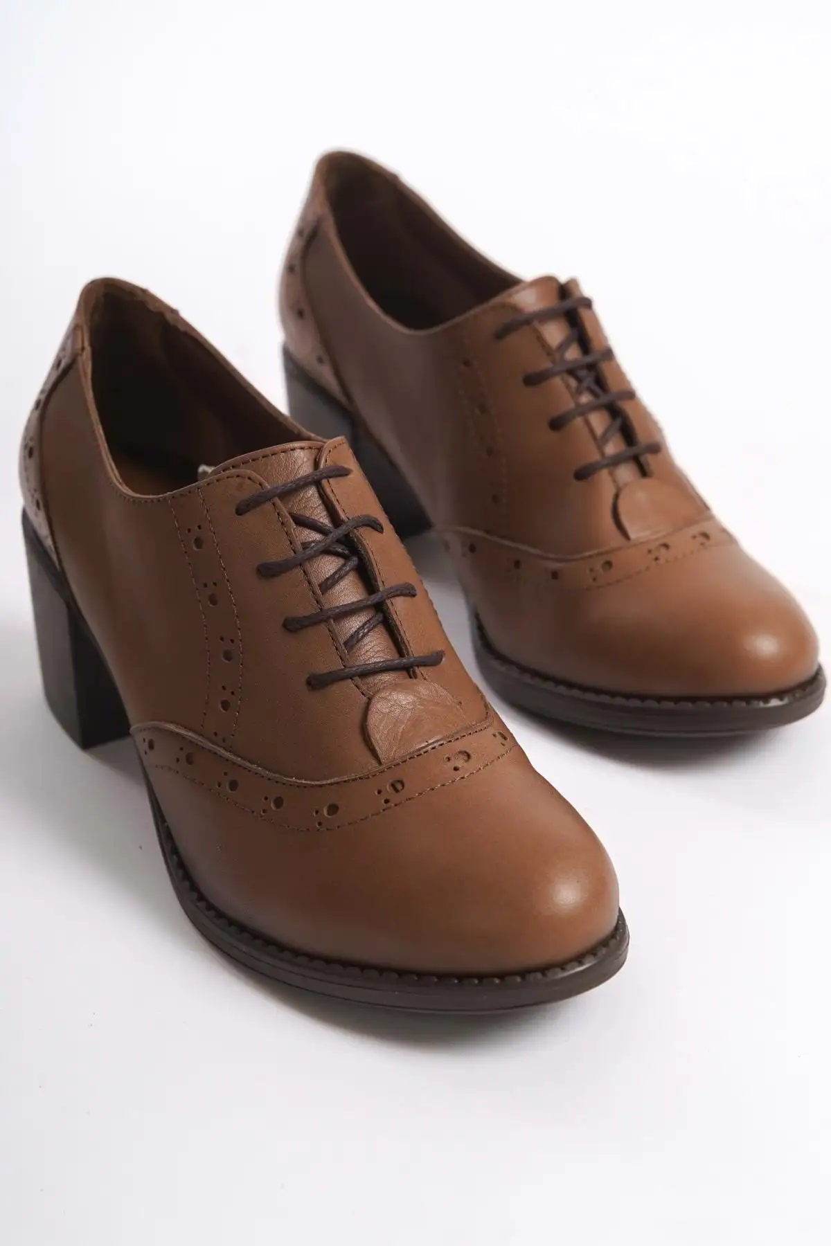 کفش اداری زنانه کلاسیک پاشنه‌دار چرمی طبیعی با بند رنگ گردوئی - 6238