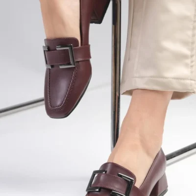 کفش اداری زنانه پاشنه کوتاه با نوک گرد و لوازم جانبی بند رنگی بتی بوردو - 6260