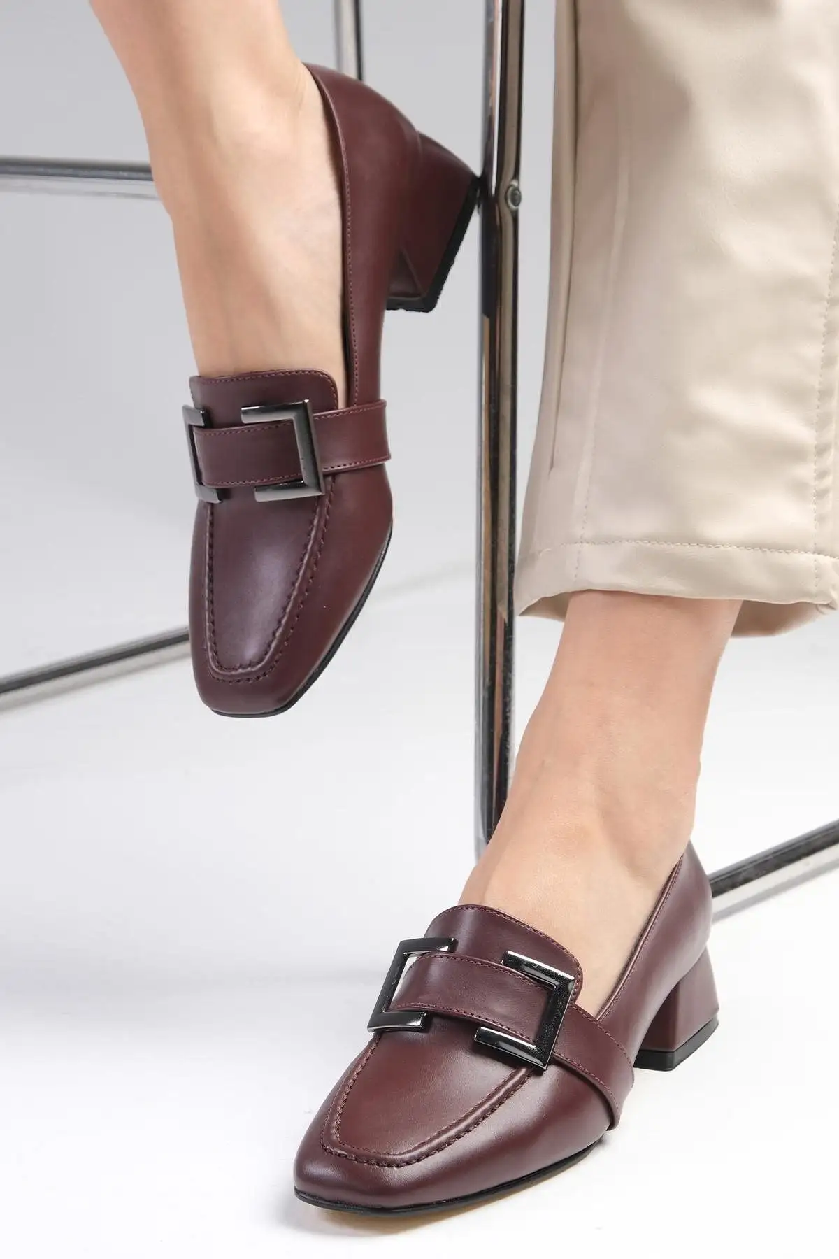 کفش اداری زنانه  پاشنه کوتاه  با نوک گرد و لوازم جانبی بند رنگی بتی بوردو - 6260 کفش اداری زنانه پاشنه کوتاه با نوک گرد و لوازم جانبی بند رنگی بتی بوردو - 6260