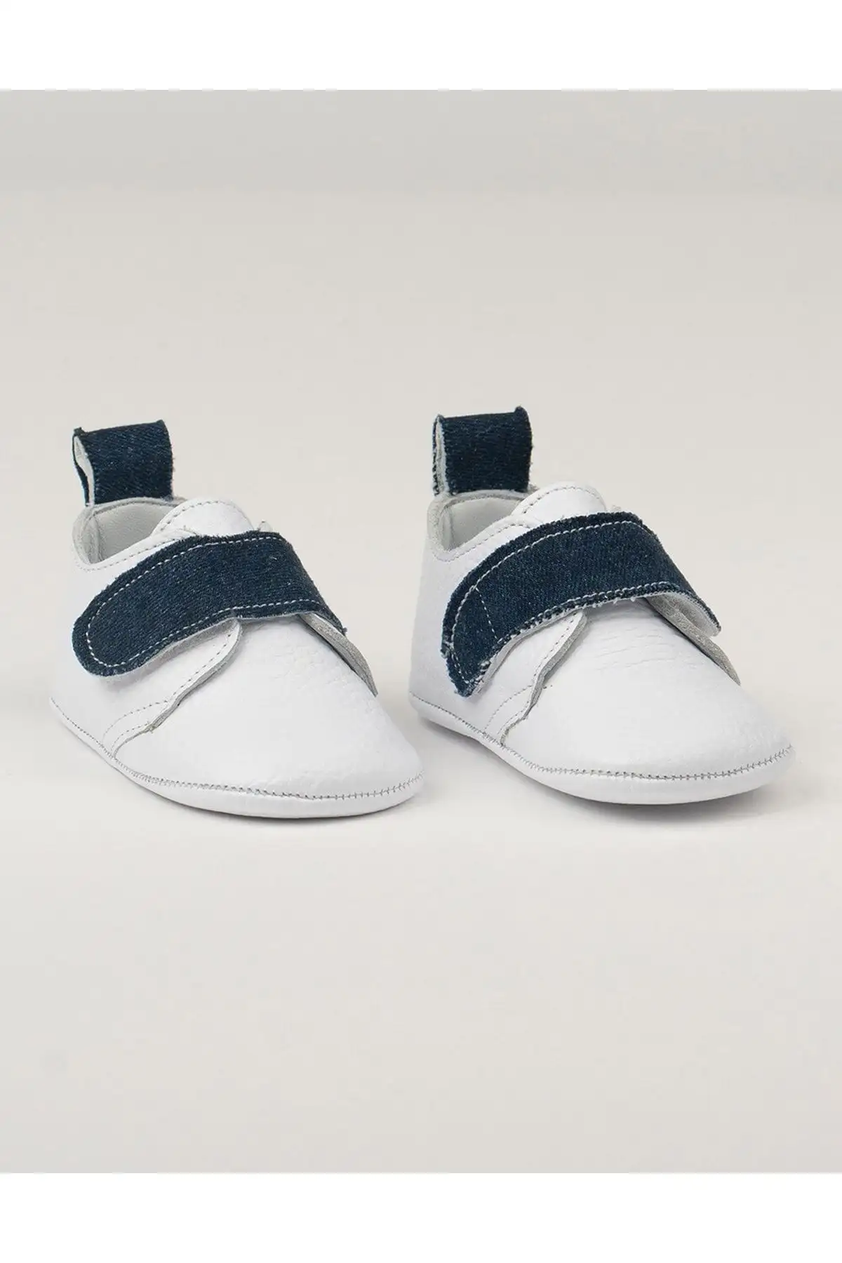 کفش نوزاد پسر  بچگانه با جزئیات جین و چرم مات سفید - 7145 کفش نوزاد پسر بچگانه با جزئیات جین و چرم مات سفید - 7145