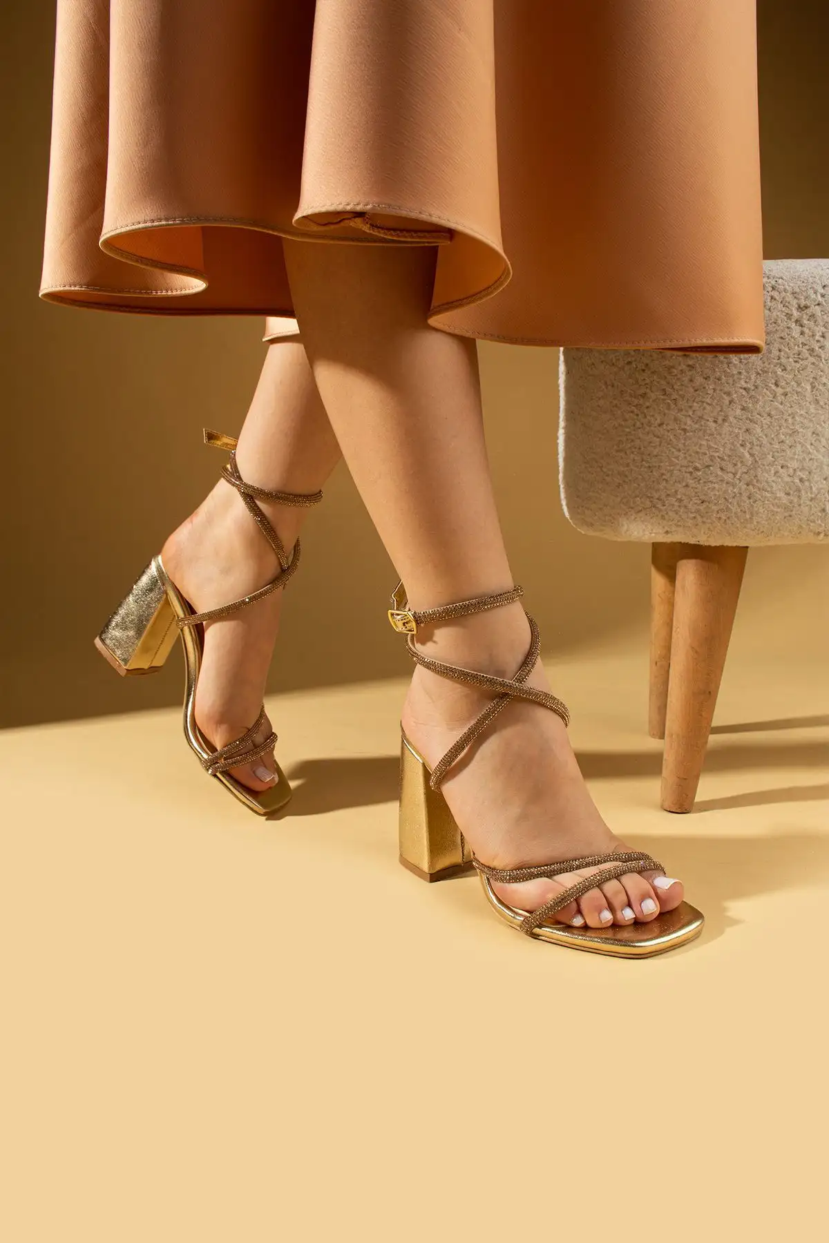 کفش اداری زنانه پاشنه بلند شیک با باند نگیندار طلایی برای مراسم فارغالتحصیلی و مهمانیها - 6253 کفش اداری زنانه پاشنه بلند شیک با باند نگیندار طلایی برای مراسم فارغالتحصیلی و مهمانیها - 6253