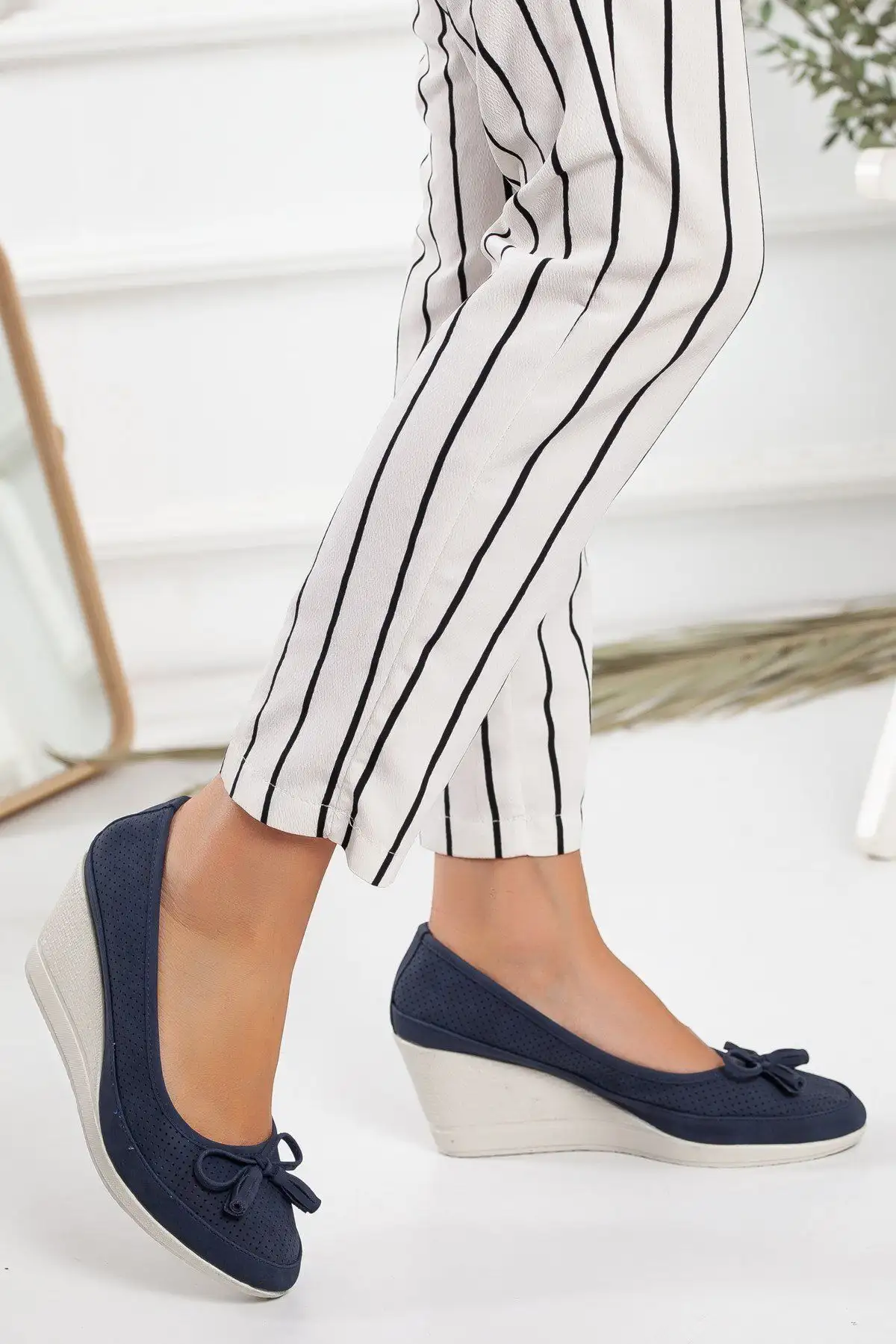 کفش پاشنه بلند زنانه  پاشنه   با کفی دولو و برش لیزری به رنگ سرمهای - 5765 کفش پاشنه بلند زنانه پاشنه با کفی دولو و برش لیزری به رنگ سرمهای - 5765