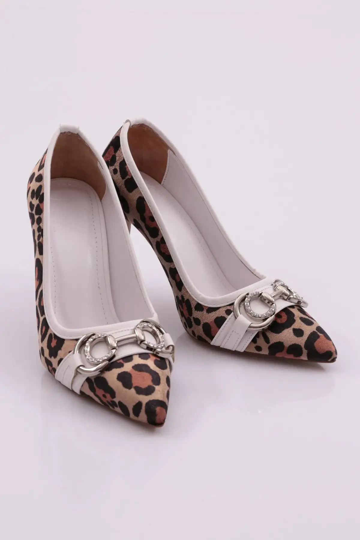 کفش پاشنه بلند زنانه دار سفید طرح پلنگی 442362821 - 6816 کفش پاشنه بلند زنانه دار سفید طرح پلنگی 442362821 - 6816