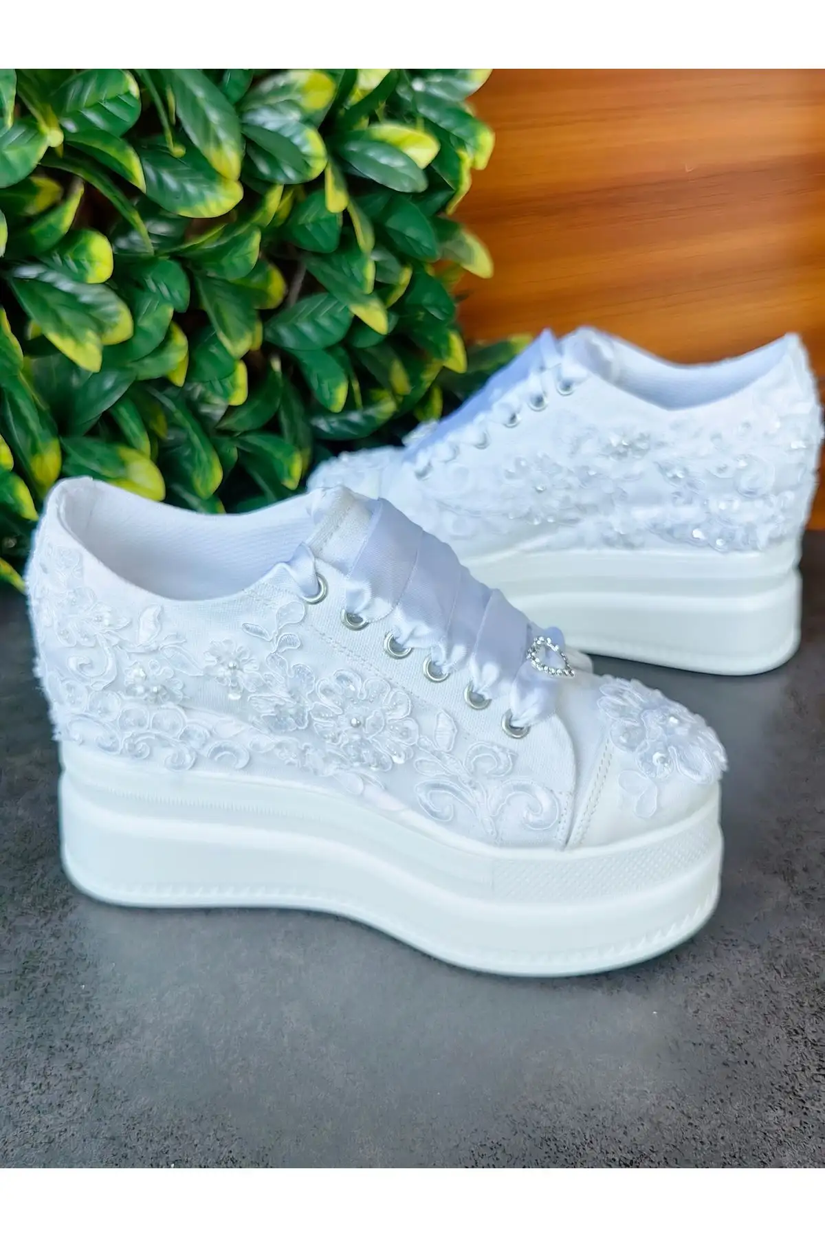 کفش پاشنه بلند زنانه  عروسی با اپلیک طلا برای عروس، سفید، شیک، راحت و با   - 6303 کفش پاشنه بلند زنانه عروسی با اپلیک طلا برای عروس، سفید، شیک، راحت و با - 6303