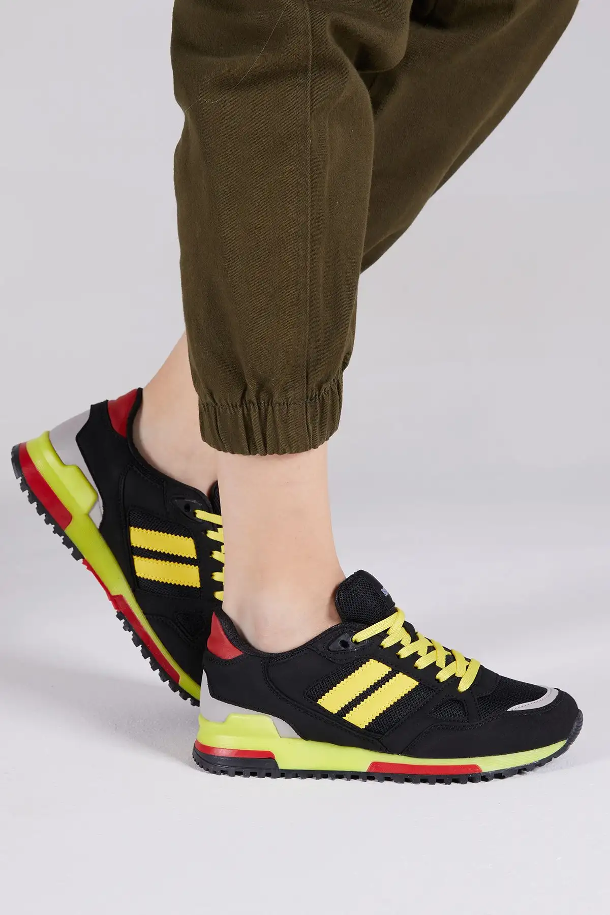 کفش پسرانه  ورزشی مشکی و زرد یونیسکس Tb282 - 5774 کفش پسرانه ورزشی مشکی و زرد یونیسکس Tb282 - 5774