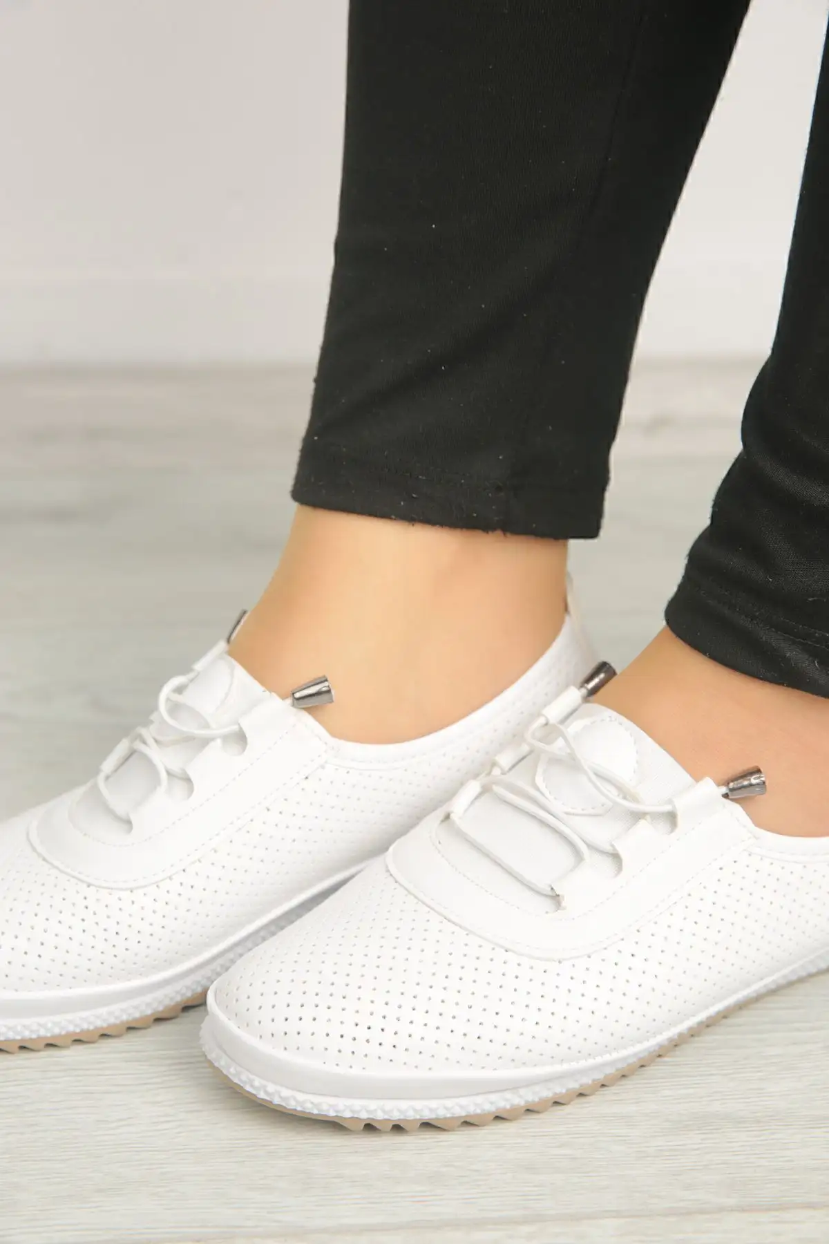 کفش ورزشی روزمره  زنانه بربطی  با زیره اورتپدی و رویه سوراخ دار - 5543 کفش ورزشی روزمره زنانه بربطی با زیره اورتپدی و رویه سوراخ دار - 5543