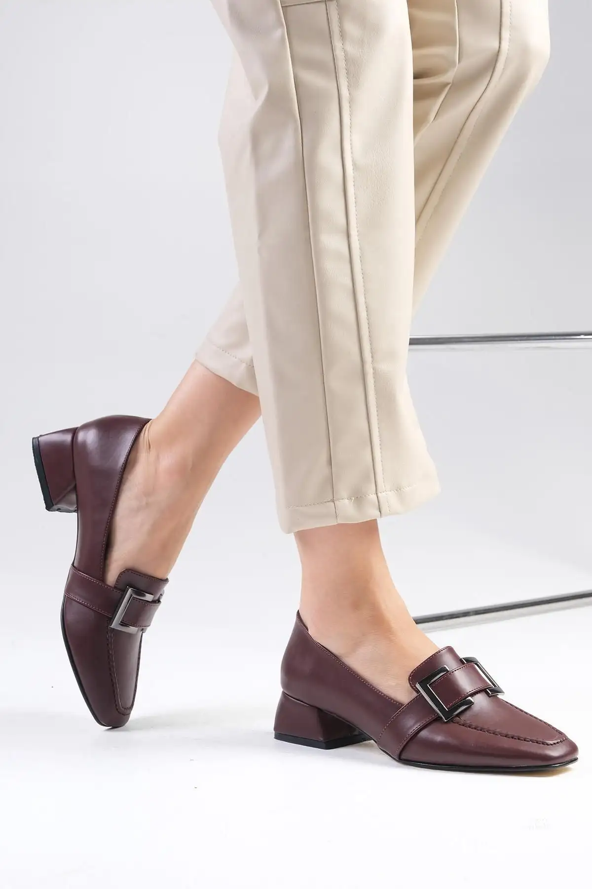 کفش اداری زنانه  پاشنه کوتاه  با نوک گرد و لوازم جانبی بند رنگی بتی بوردو - 6260 کفش اداری زنانه پاشنه کوتاه با نوک گرد و لوازم جانبی بند رنگی بتی بوردو - 6260