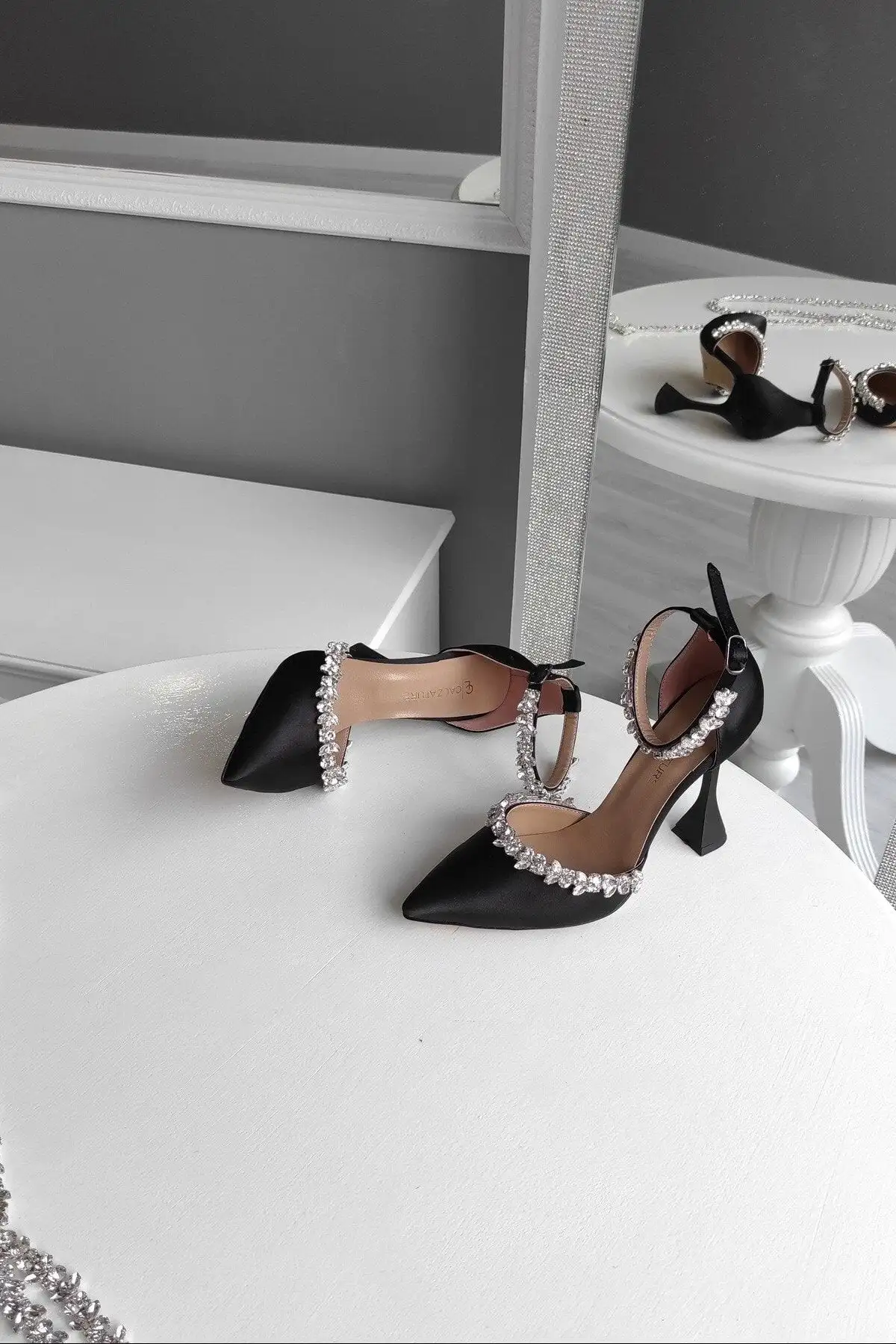 کفش مجلسی زنانه   پاشنهبلند  با پاشنه شفاف ۱۱ سانتیمتری و بند مچ، از جنس ساتن مشکی با نگینهای تزئینی در دو خط. - 6742 کفش مجلسی زنانه پاشنهبلند با پاشنه شفاف ۱۱ سانتیمتری و بند مچ، از جنس ساتن مشکی با نگینهای تزئینی در دو خط. - 6742