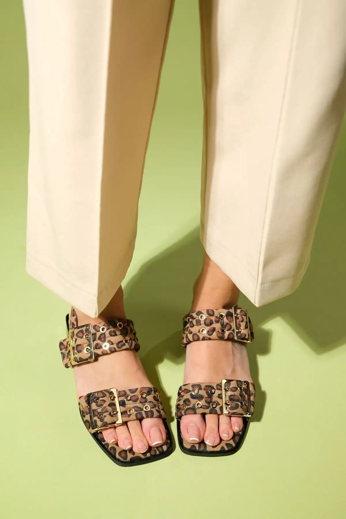 کفش صندل زنانه ساندلی  با بند طلایی و طرح سیاه و زرد بلاب - 7050 کفش صندل زنانه ساندلی با بند طلایی و طرح سیاه و زرد بلاب - 7050