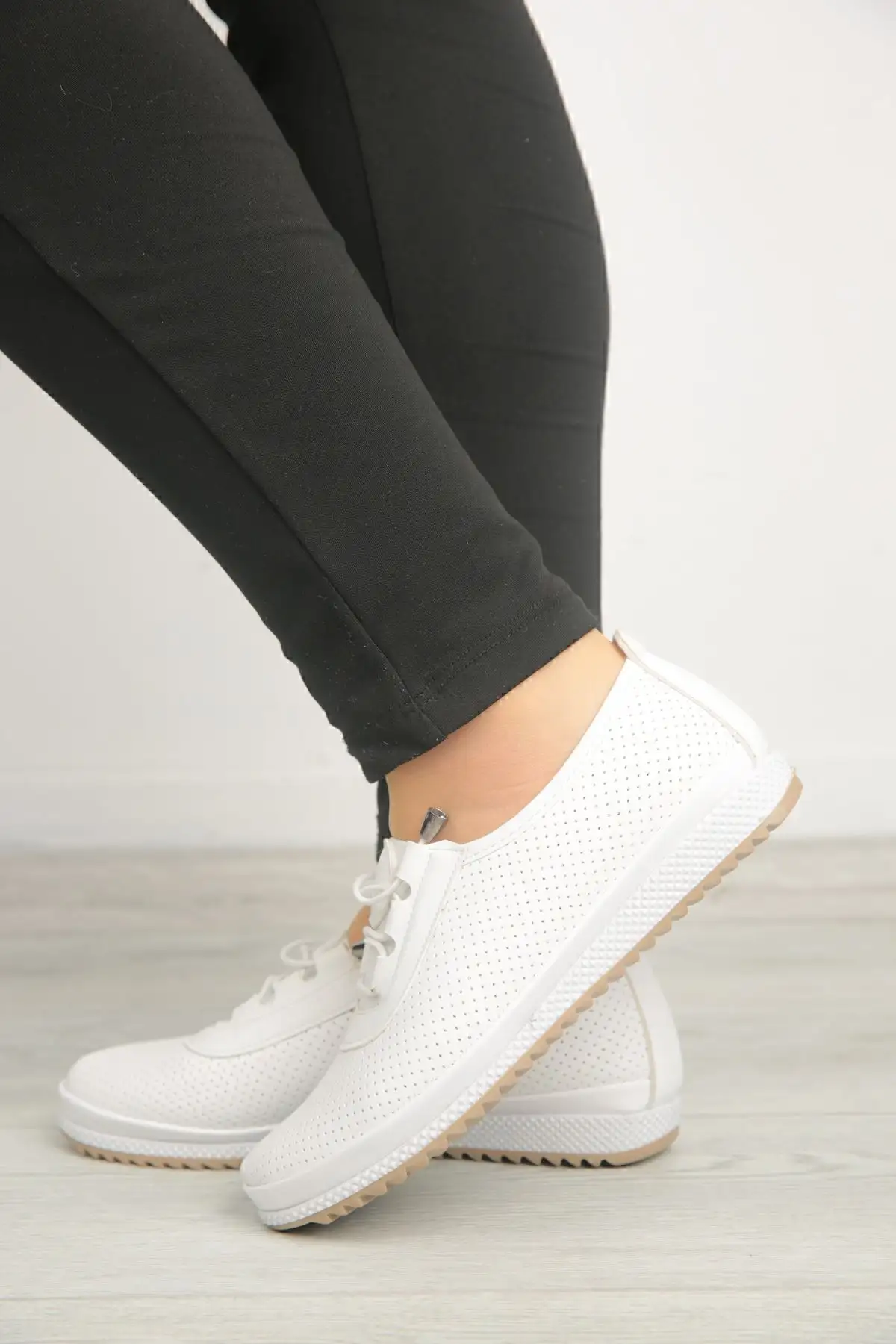 کفش ورزشی روزمره  زنانه بربطی  با زیره اورتپدی و رویه سوراخ دار - 5543 کفش ورزشی روزمره زنانه بربطی با زیره اورتپدی و رویه سوراخ دار - 5543