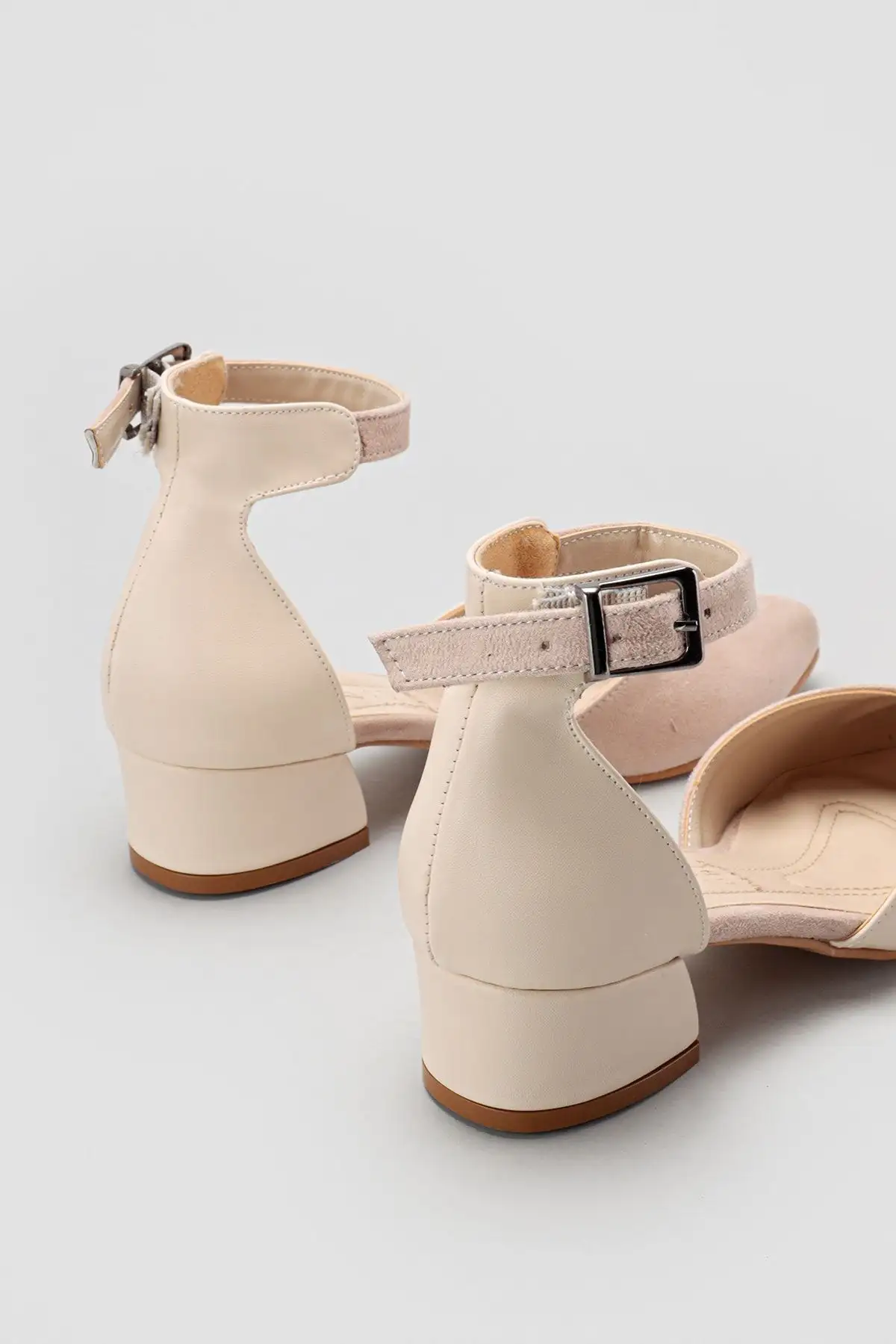 کفش صندل زنانه ساندال با پاشنه کوتاه و بند دور مچ، رنگ تنی، نوک تیز و رنگ بژ - 6400