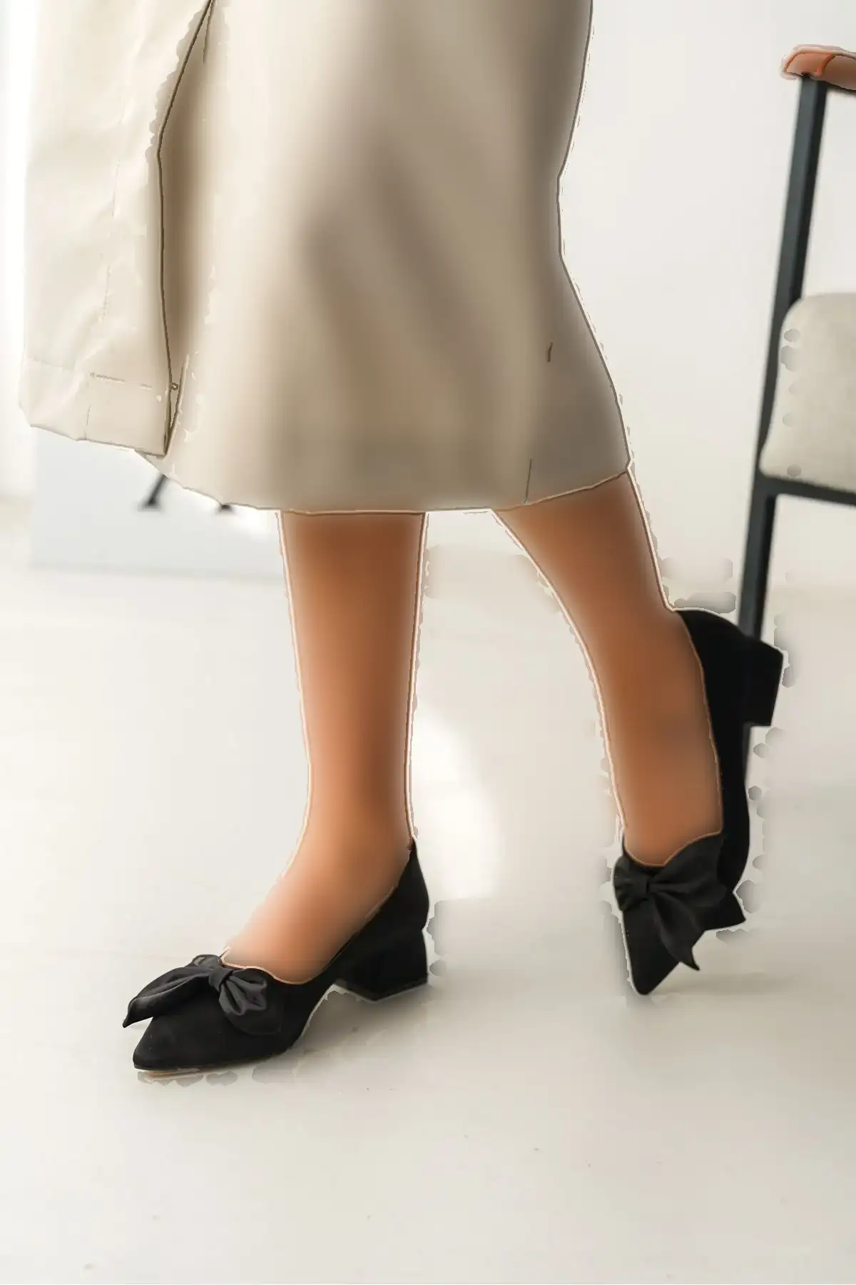 کفش اداری زنانه پاشنه‌بلند نوک تیز ساتن مشکی کاملا با پاپیون (۴ سانتی‌متر) - 6248